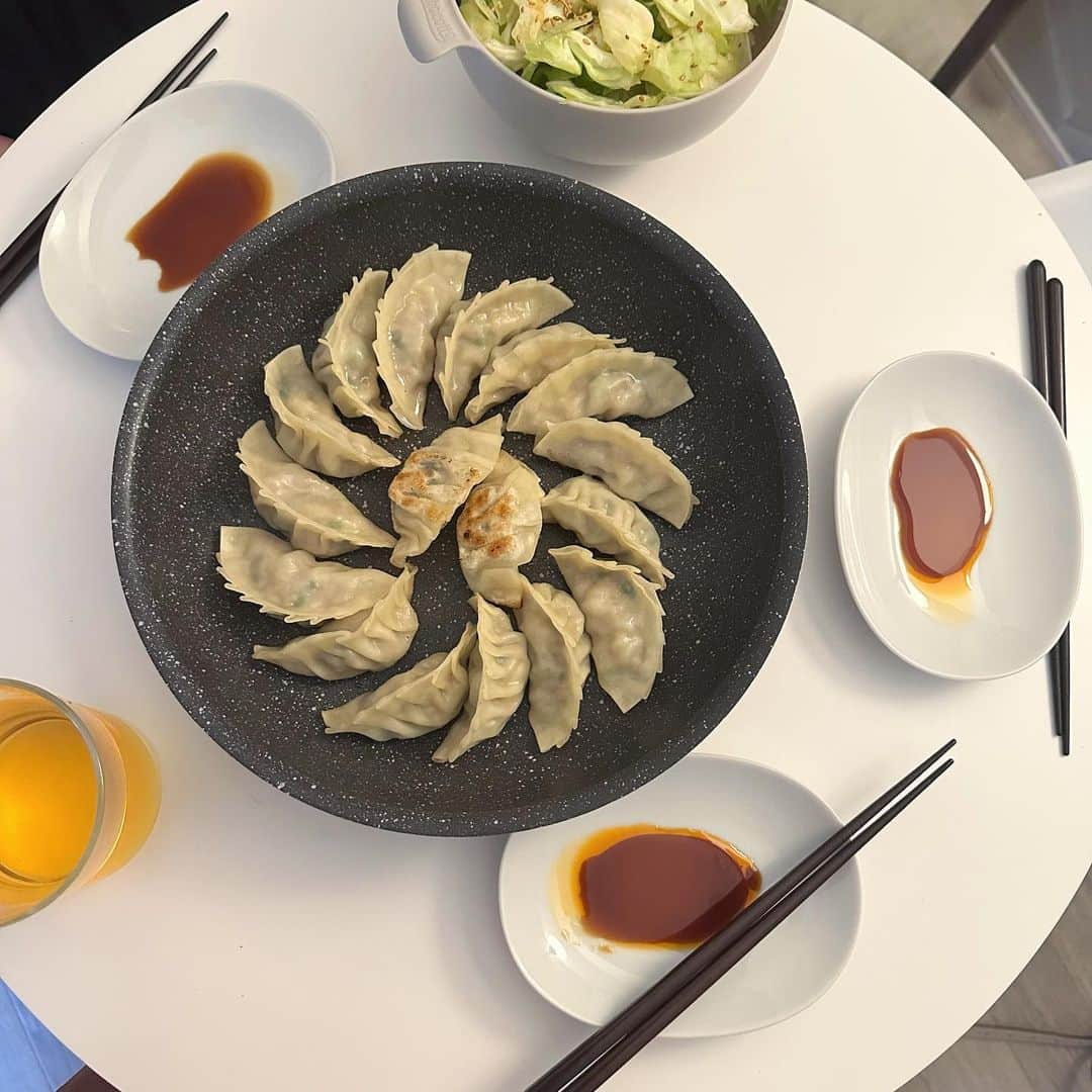 真崎かれんのインスタグラム：「お友達が来た時の餃子パーティー🥟 ちゃんとみんなで包んだよ✨」