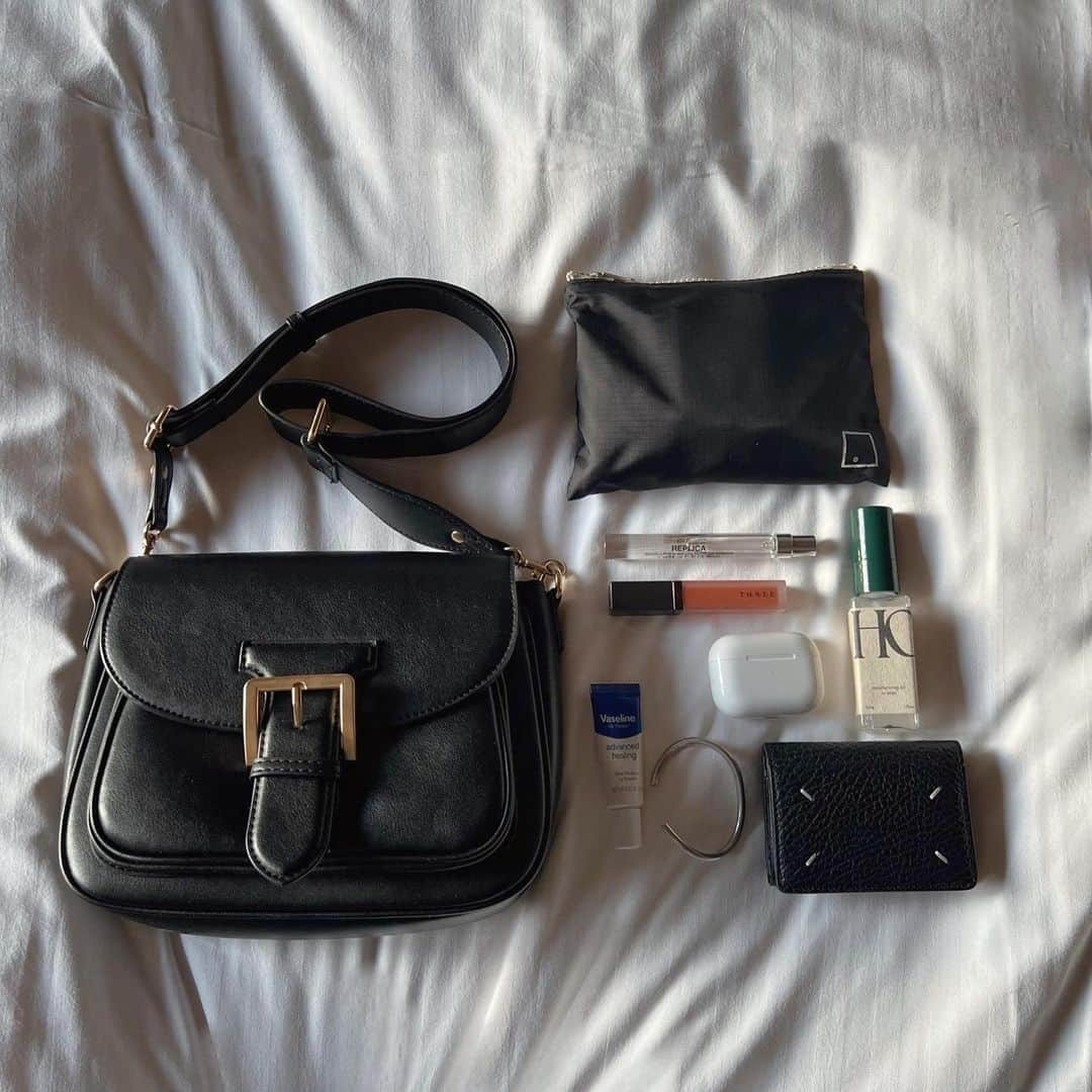 SHEL'MAGさんのインスタグラム写真 - (SHEL'MAGInstagram)「【what’s in my bag?】気になるあの人のバッグの中身 ━━━━━━━━━━━━━━━ コスメやお財布、ポーチ、アクセなどのアイテムたちが集まった「バッグの中身」  その中には「個性」 が詰まっていて見るだけで楽しいですよね。  バッグの中身からどんなショップスタッフなのか想像してみて！ ━━━━━━━━━━━━━━━ #SHELTTERWEBSTORE  #SHELMAG  #ショップスタッフ  #whatsinmybag」6月22日 14時33分 - sheltter_mag