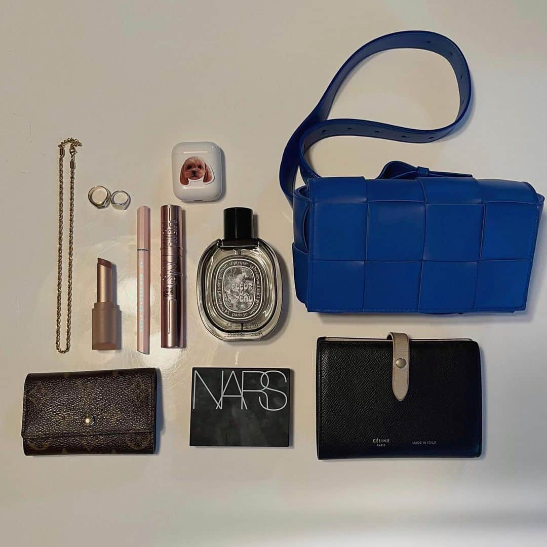 SHEL'MAGさんのインスタグラム写真 - (SHEL'MAGInstagram)「【what’s in my bag?】気になるあの人のバッグの中身 ━━━━━━━━━━━━━━━ コスメやお財布、ポーチ、アクセなどのアイテムたちが集まった「バッグの中身」  その中には「個性」 が詰まっていて見るだけで楽しいですよね。  バッグの中身からどんなショップスタッフなのか想像してみて！ ━━━━━━━━━━━━━━━ #SHELTTERWEBSTORE  #SHELMAG  #ショップスタッフ  #whatsinmybag」6月22日 14時33分 - sheltter_mag