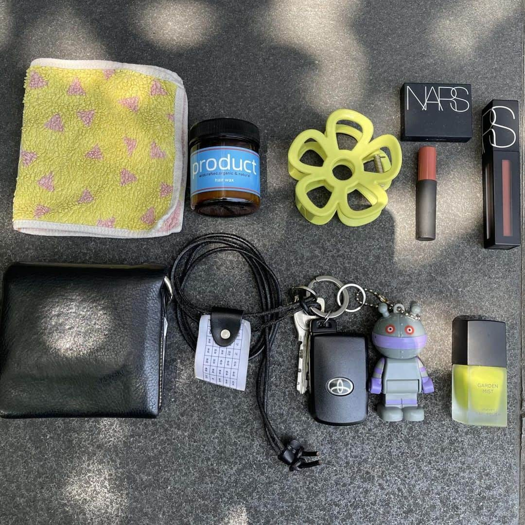 SHEL'MAGさんのインスタグラム写真 - (SHEL'MAGInstagram)「【what’s in my bag?】気になるあの人のバッグの中身 ━━━━━━━━━━━━━━━ コスメやお財布、ポーチ、アクセなどのアイテムたちが集まった「バッグの中身」  その中には「個性」 が詰まっていて見るだけで楽しいですよね。  バッグの中身からどんなショップスタッフなのか想像してみて！ ━━━━━━━━━━━━━━━ #SHELTTERWEBSTORE  #SHELMAG  #ショップスタッフ  #whatsinmybag」6月22日 14時33分 - sheltter_mag