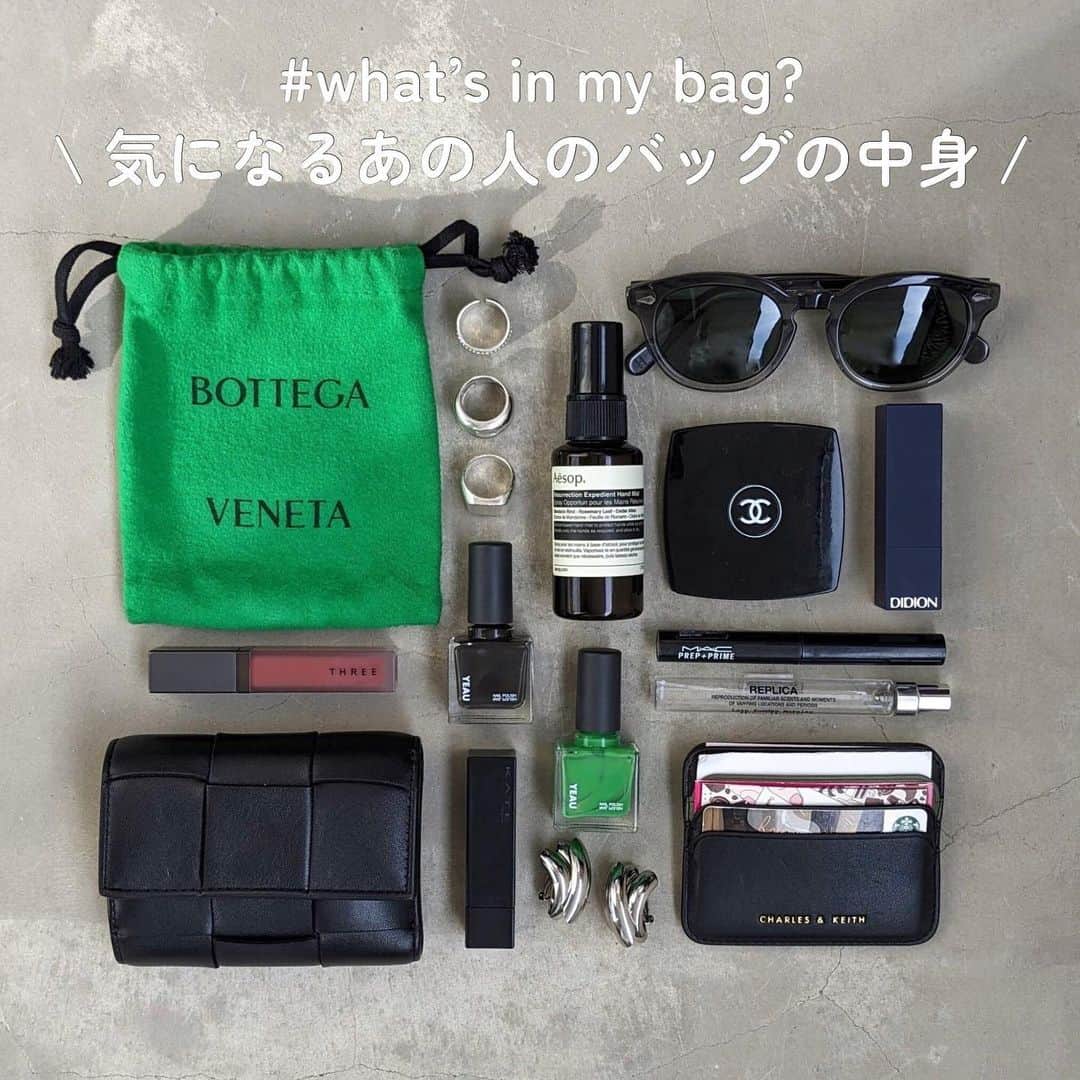 のインスタグラム：「【what’s in my bag?】気になるあの人のバッグの中身 ━━━━━━━━━━━━━━━ コスメやお財布、ポーチ、アクセなどのアイテムたちが集まった「バッグの中身」  その中には「個性」 が詰まっていて見るだけで楽しいですよね。  バッグの中身からどんなショップスタッフなのか想像してみて！ ━━━━━━━━━━━━━━━ #SHELTTERWEBSTORE  #SHELMAG  #ショップスタッフ  #whatsinmybag」