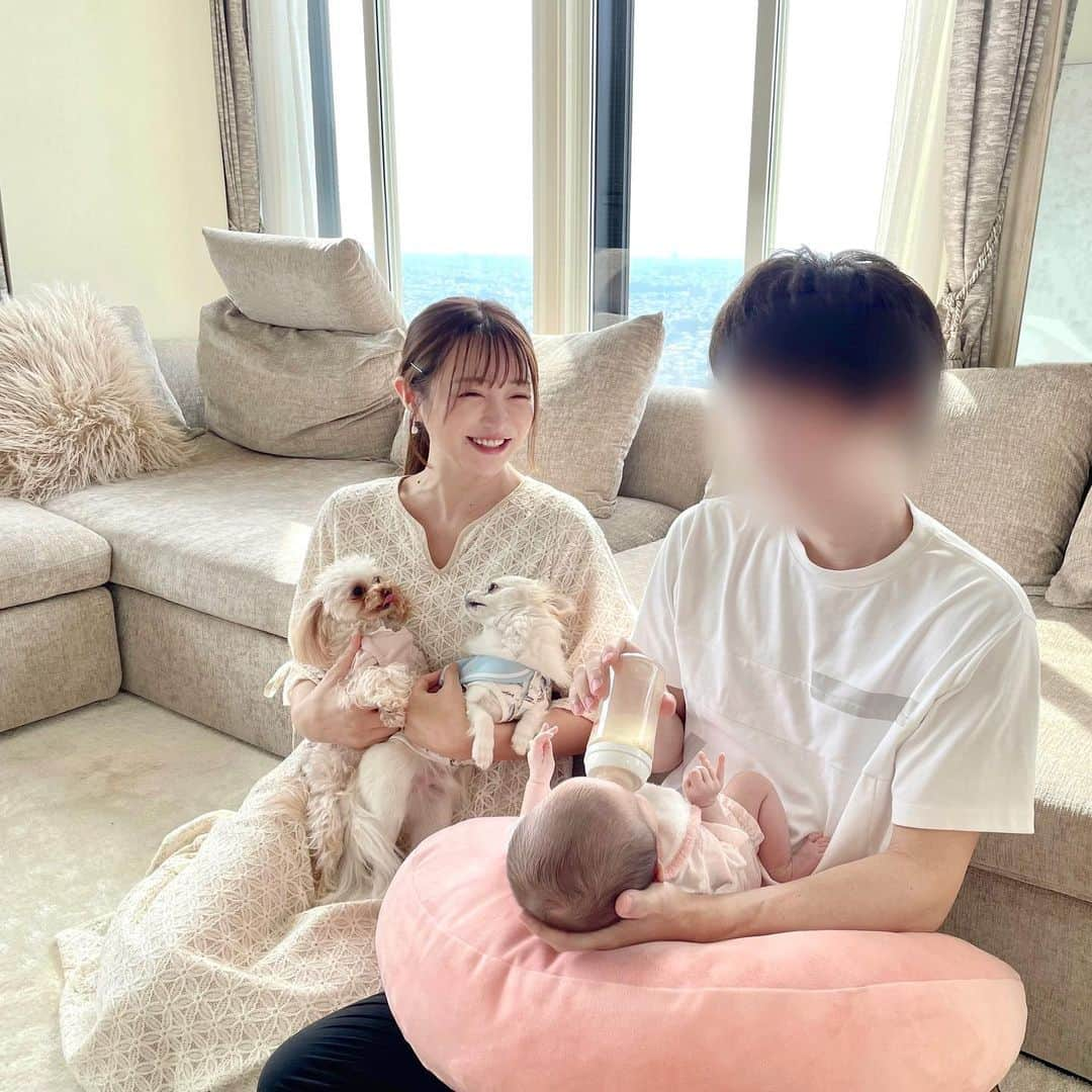 松岡里枝さんのインスタグラム写真 - (松岡里枝Instagram)「我が家の週末👶🏻🐶💕  赤ちゃんのお世話について🍼  平日は私が朝まで担当して、 週末は夫が朝まで担当してくれたり、 みんなで一緒に寝室で寝てみたり🥰👶🏻 (赤ちゃんはベビーベッド)  夫はミルク作りも哺乳瓶の消毒もおむつ替えも完璧で、 沐浴は夫が主導で私はサポート的な感じになってます☺️🌸  毎日仕事で疲れてるのに 帰ってきてすぐ 積極的に赤ちゃんのお世話してくれて助かってます🥲  ((YouTubeに赤ちゃんとの生活ルーティンを アップしたので良かったら見てね🥰))  夫が毎回のミルクで愛用してる ピンクのクッションは 程よい硬さがちょうど良くて大活躍💗 @mio.lingerie の @muse.inc.tokyo で取り扱ってるよ☺️💞  レオくん🐶モカちゃん🐶は飛びかからないように (一応まだ触れないように) 抱っこしながら少しづつ距離を近づけてます🫶🏻 (レオくんは赤ちゃんのこと怖がって モカちゃんは興味津々👀)  赤ちゃんが産まれてから やるべきことが沢山増えたので、 何事も後回しにしないで すぐやる癖がつきました💪🏻✨  ベビちゃんは相変わらず 毎日可愛くて癒されてます🥹💞👶🏻  さらにインスタのリールで いろんな可愛い赤ちゃんの動画見まくって それも癒されてます🤤🫶🏻  #赤ちゃんのいる生活 #あかちゃんのいる生活 #夫婦 #子育て #授乳クッション #生後1ヶ月 #生後2ヶ月 #赤ちゃん #犬のいる暮らし #犬のいる生活 #赤ちゃんと犬」6月22日 9時10分 - okarie1023