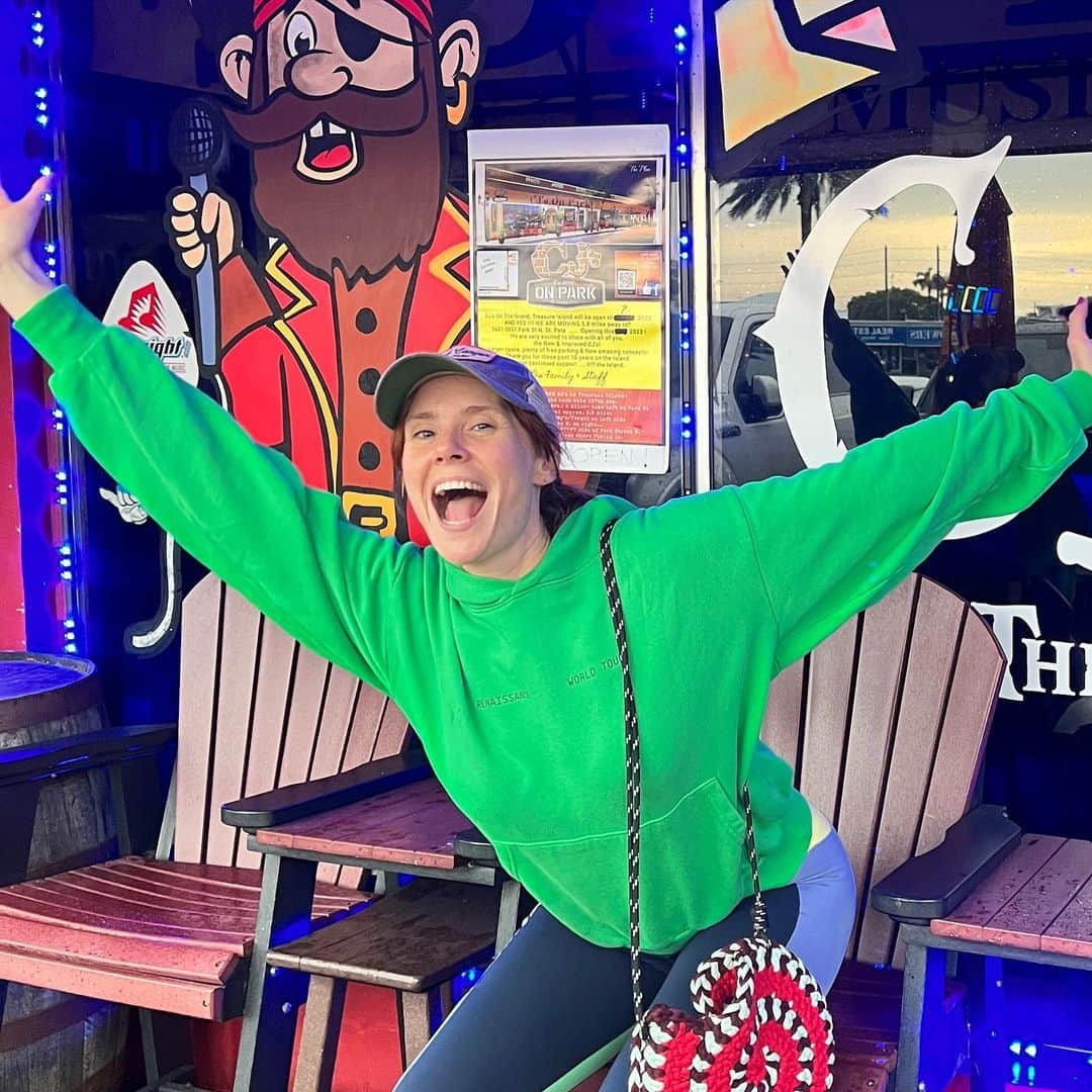 のインスタグラム：「We just found the best bar ever on Treasure Island in Tampa, they have LIVE BAND karaoke on Wednesdays so me & @aliciataylornxt are playing tunes TONIGHT!!! Come down at 9.00 PM IF U LIVE IN FLORIDA BITCHES @cjsontheisland」