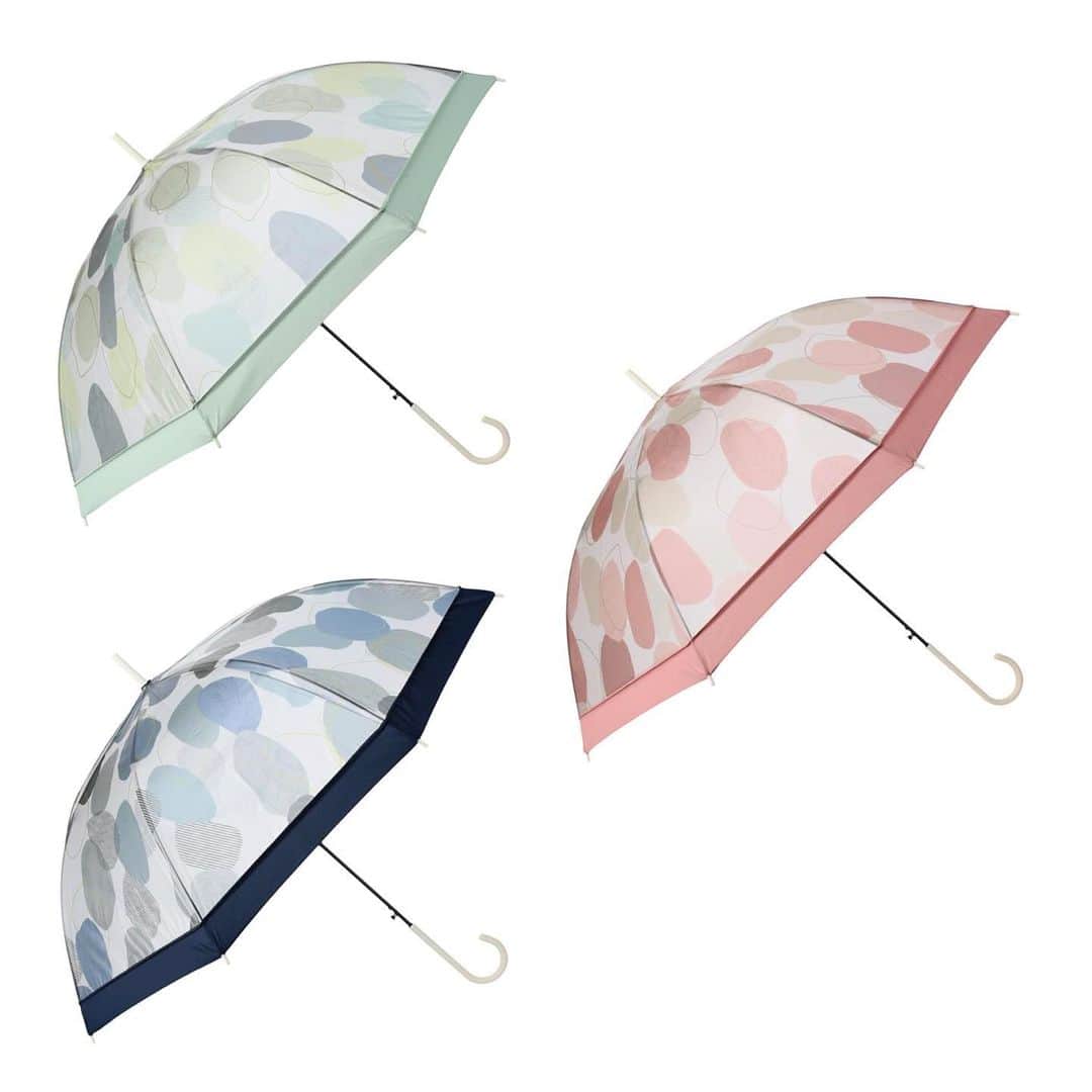 LOFT公式アカウントさんのインスタグラム写真 - (LOFT公式アカウントInstagram)「⠀ ロフトでは、従来のビニール傘のイメージとは異なるスモーキーな透け感が印象的な傘をはじめ、花をイメージしたキュートなシルエットなど、今年イチオシの雨傘を豊富にラインアップ！  お気に入りの傘があれば、雨の日もちょっと心がはずみそう♪  --------------------------------------- 【画像掲載商品】  ☑プラスティックアンブレラ(長傘)　各税込2,750円 種類：切り継ぎプリント パターングリーン／ピンク／ネイビー トレンド感のあるニュアンス柄がナチュラルな雰囲気を演出する長傘。 ワンタッチで開くジャンプタイプ。  ☑プラスティックアンブレラ(長傘)　各税込2,750円 種類：切り継ぎプリントチューリップピンク／ネイビー  ☑プラスティックアンブレラ(折りたたみ傘)　各税込2,750円 種類：切り継ぎプリントプリントアイビーパープル／マスタード 散りばめられた花柄が可愛らしいビニール傘。 透け感のある傘袋です。  ☑コスメティックアンブレラ(長傘)　各色税込3,300円 カラー：イエロー／ブルー／グレー  ☑コスメティックアンブレラ(折りたたみ傘)　各色税込3,300円 カラー：イエロー／ブルー／グレー コスメの可愛さやワクワクを落とし込んだこだわりのグラデーションのビニール傘。 コスメボトルのキャップをイメージした持ち手の配色もポイントに。  ☑プラスティックアンブレラ(折りたたみ傘)　各税込2,750円 種類：切り継ぎグラデーション ブルー／ピンク／グリーン 色が混じり合い、やわらかい表情を見せてくれるビニール傘。 見る角度によって色が変化するグラデーションカラーの美しさが目を惹きます。  #ロフト #loftビニール傘 #グラデーションカラー #おしゃれ傘  #新しい傘 #雨の日も楽しい #雨の日の楽しみ #雨の日の楽しみ方 #雨の日コーデ #夏の雨 #雨を楽しむ #傘大好き #傘好き #傘好きな人と繋がりたい #雨の日グッズ #雨の日のお出かけ #ロフト #loft」6月22日 9時24分 - loft_official