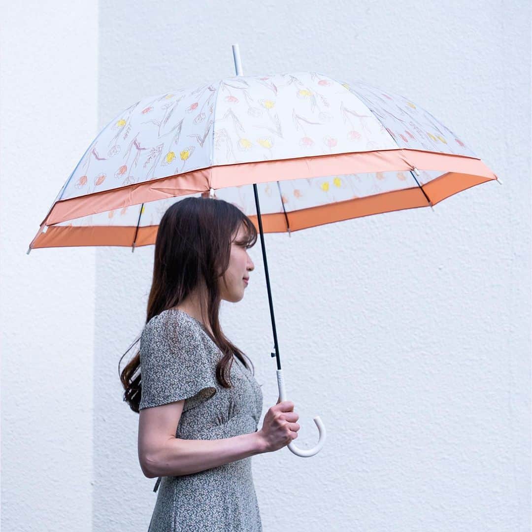 LOFT公式アカウントさんのインスタグラム写真 - (LOFT公式アカウントInstagram)「⠀ ロフトでは、従来のビニール傘のイメージとは異なるスモーキーな透け感が印象的な傘をはじめ、花をイメージしたキュートなシルエットなど、今年イチオシの雨傘を豊富にラインアップ！  お気に入りの傘があれば、雨の日もちょっと心がはずみそう♪  --------------------------------------- 【画像掲載商品】  ☑プラスティックアンブレラ(長傘)　各税込2,750円 種類：切り継ぎプリント パターングリーン／ピンク／ネイビー トレンド感のあるニュアンス柄がナチュラルな雰囲気を演出する長傘。 ワンタッチで開くジャンプタイプ。  ☑プラスティックアンブレラ(長傘)　各税込2,750円 種類：切り継ぎプリントチューリップピンク／ネイビー  ☑プラスティックアンブレラ(折りたたみ傘)　各税込2,750円 種類：切り継ぎプリントプリントアイビーパープル／マスタード 散りばめられた花柄が可愛らしいビニール傘。 透け感のある傘袋です。  ☑コスメティックアンブレラ(長傘)　各色税込3,300円 カラー：イエロー／ブルー／グレー  ☑コスメティックアンブレラ(折りたたみ傘)　各色税込3,300円 カラー：イエロー／ブルー／グレー コスメの可愛さやワクワクを落とし込んだこだわりのグラデーションのビニール傘。 コスメボトルのキャップをイメージした持ち手の配色もポイントに。  ☑プラスティックアンブレラ(折りたたみ傘)　各税込2,750円 種類：切り継ぎグラデーション ブルー／ピンク／グリーン 色が混じり合い、やわらかい表情を見せてくれるビニール傘。 見る角度によって色が変化するグラデーションカラーの美しさが目を惹きます。  #ロフト #loftビニール傘 #グラデーションカラー #おしゃれ傘  #新しい傘 #雨の日も楽しい #雨の日の楽しみ #雨の日の楽しみ方 #雨の日コーデ #夏の雨 #雨を楽しむ #傘大好き #傘好き #傘好きな人と繋がりたい #雨の日グッズ #雨の日のお出かけ #ロフト #loft」6月22日 9時24分 - loft_official