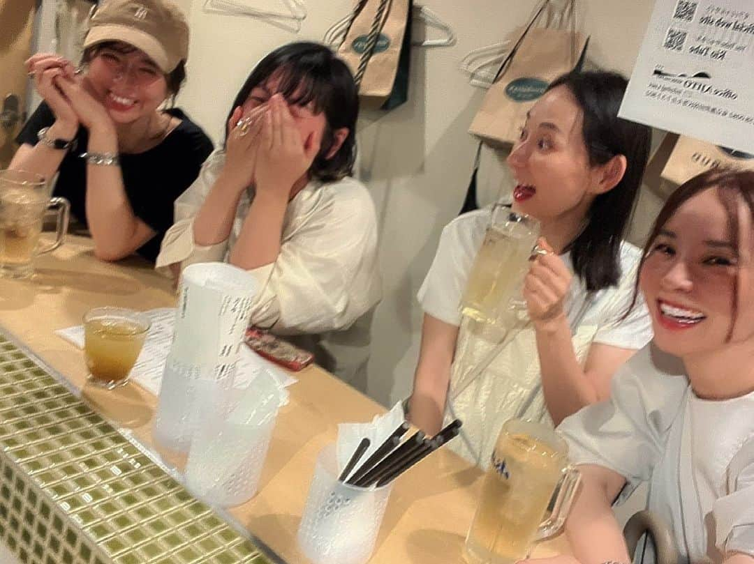 岩崎裕美さんのインスタグラム写真 - (岩崎裕美Instagram)「.  パン飲み🍷🥖→🚶‍♀️→パン飲み🍺🍞  ２軒目は @teppan_yaki271 へはしご。  カウンター席で4人並び。笑  オーナーご夫妻も、お客さんも、みんなアットホーム。  ほっこり☺️💭♡  最終的にお店の中全員友達みたいな感じで 喋ってたパターン。笑  名物の #沼うまパン とってもお酒に合うよ🍺」6月22日 9時20分 - hiromi_iwasaki