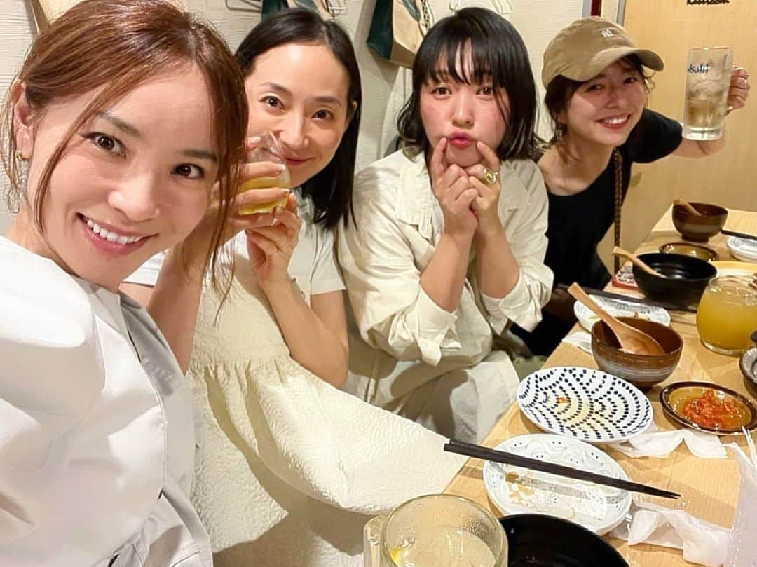 岩崎裕美さんのインスタグラム写真 - (岩崎裕美Instagram)「.  パン飲み🍷🥖→🚶‍♀️→パン飲み🍺🍞  ２軒目は @teppan_yaki271 へはしご。  カウンター席で4人並び。笑  オーナーご夫妻も、お客さんも、みんなアットホーム。  ほっこり☺️💭♡  最終的にお店の中全員友達みたいな感じで 喋ってたパターン。笑  名物の #沼うまパン とってもお酒に合うよ🍺」6月22日 9時20分 - hiromi_iwasaki