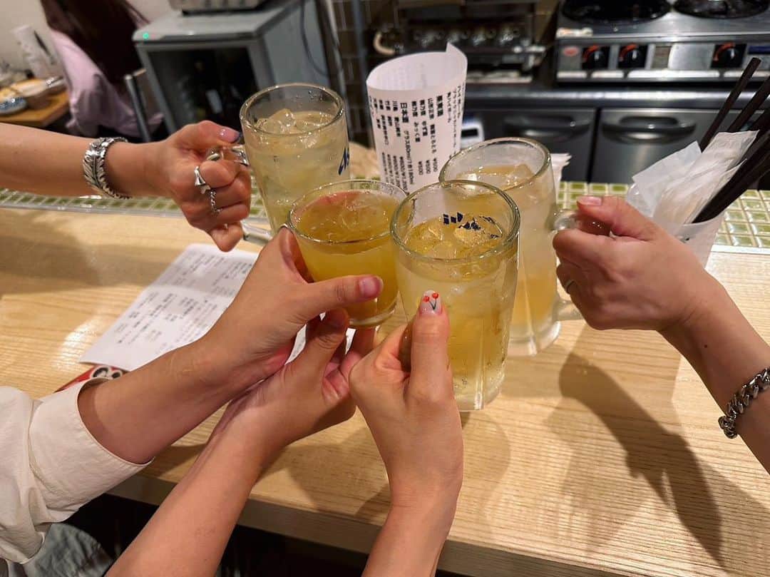 のインスタグラム：「.  パン飲み🍷🥖→🚶‍♀️→パン飲み🍺🍞  ２軒目は @teppan_yaki271 へはしご。  カウンター席で4人並び。笑  オーナーご夫妻も、お客さんも、みんなアットホーム。  ほっこり☺️💭♡  最終的にお店の中全員友達みたいな感じで 喋ってたパターン。笑  名物の #沼うまパン とってもお酒に合うよ🍺」