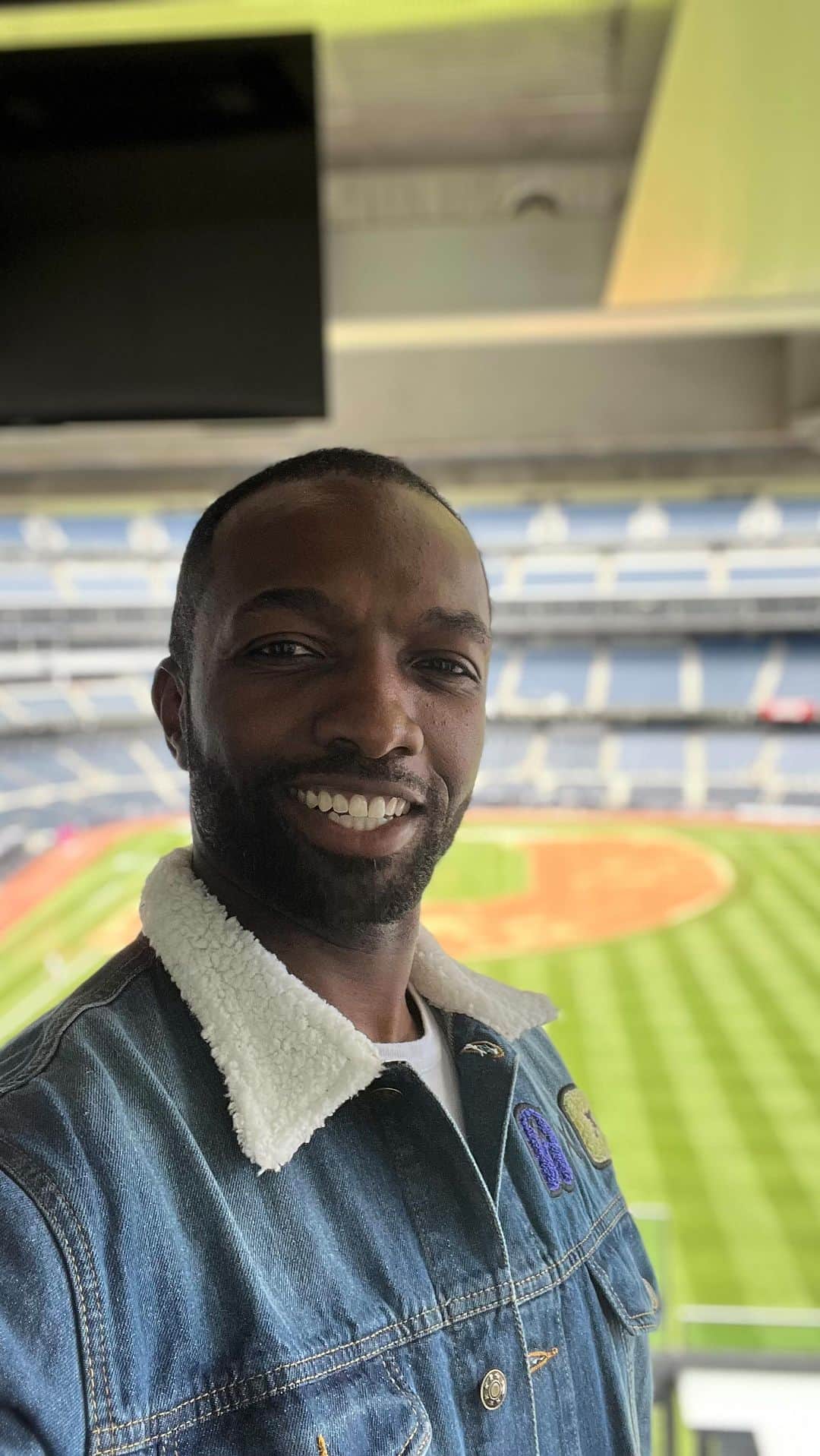 ジェイミー・ヘクターのインスタグラム：「Ovrdo Media in collaboration with @yesnetwork at @yankeestadium 🎬 Clarity is Power!  #clarity #power #yesnetwork #yankeestadium #jamiehector #movingmountains #letswork #tonyrobbins #unscripted」