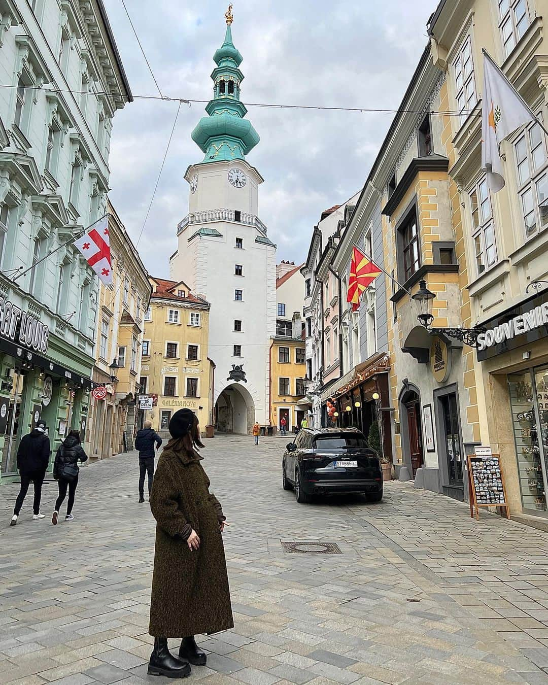 山崎怜奈のインスタグラム：「🇸🇰Feb, 2023  📍Bratislava, Slovakia ミハエル門、ブラチスラヴァ城、フラヴネー広場、 フォーシティ・プラス（トラム）、聖マルティン大聖堂、Most SNP、試しに買ってみたら美味しかったチーズ、 来ないな来ないなと何度も見たバス待ちの電光掲示板、 待っている間ぼーっと見てた夜のブラチスラヴァ城etc  　 隣国オーストリアのウィーン中央駅から、バスで1時間。 スロバキアに降り立つ日が来るとは思わなかったなあ。 3〜4時間散策してウィーンへ帰国🚏  予定していた帰りのバスが全然来なくて、やっと来たと思ったら大学時代によく乗っていたものに似た連節バスだった。懐かしい〜  #Bratislava #Slovakia #slovakiatravel #bratislavacastle #mostsnp #山崎怜奈」