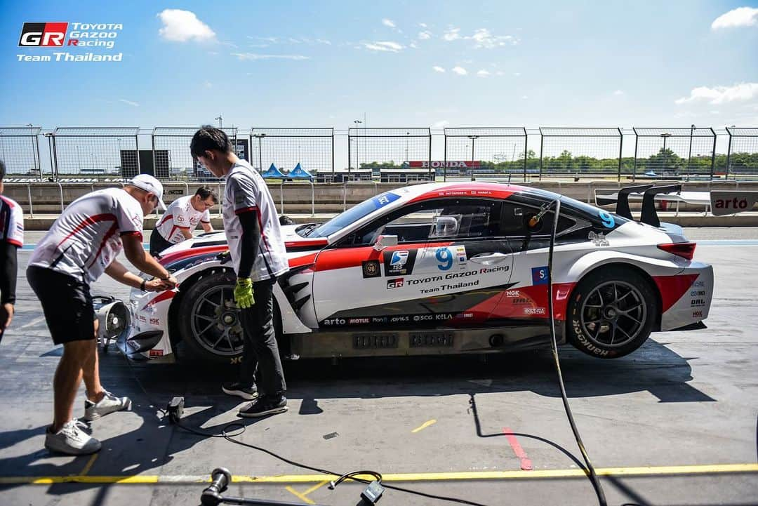 Toyota team thailandさんのインスタグラム写真 - (Toyota team thailandInstagram)「PRACTICE DAY! ยกทีมเปิดสนามซ้อมให้พร้อมสุด  TGRTT พร้อมแล้วกับ Bangsaen GrandPrix 2023 🔥🌊ทะเลเดือดที่บางแสน วันที่ 28 มิถุนายน -2 กรกฎาคมนี้ สนามเฉพาะกิจเลียบหาดบางแสน ที่มีเสน่ห์ที่สุดในโลก กับ TGRTT ที่จะลงแข่งขันรายการใหญ่ RAAT Thailand Endurance International Championship R.2 ที่จะลงแข่งขันกันทั้ง 4 ชั่วโมง ในวันพุธที่ 28 มิถุนายนนี้ 🚗#19 Driver: ณัฐพงษ์ ห่อทองคำ (Nattapong H.) / อัครพงษ์ อัคนีนิโรธ (Akkarapong A.) / กฤษฏิ์ วสุรัตน์ Kris V. Car: TOYOTA 86 Class: Touring Car 🚗#20 Driver: สุทธิพงศ์ สมิตชาติ (Suttipong S.) / ณัฐวุฒิ เจริญสุขะวัฒนะ (Nattavude C.) / Hermann Car: TOYOTA 86 Class: Touring Car 🚗#37 Driver: ธัญชนก เจริญสุขะวัฒนะ Thanchanok C. / ณ ดล วัฒนธรรม (Na Dol V.) / เคนทาโร่ ชิบะ (Kentaro C.) Car: Altis One Make Race Class: Altis One Make Race  Thailand Super Series R.3-4: 🚗#24 Driver: ณัฐวุฒิ เจริญสุขะวัฒนะ (Nattavude C.) Car: Lexus RC-F Class: GTM AM 🚗#19 Drivers: ณัฐพงษ์  ห่อทองคำ (Nattapong H.) / มานัต กุละปาลานนท์ (Manat K.) Car: Lexus RC-F Class: GT3 Pro 🚗#19 Driver: สุทธิพงศ์ สมิตชาติ (Suttipong S.) Car: TOYOTA Supra GT4 Class: GT4 🚗#19  Driver: ณ ดล วัฒนธรรม (Na Dol V.) Class: Super Compact」6月22日 9時36分 - toyotagazooracingteamthailand