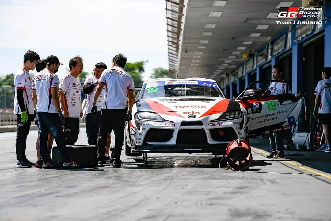 Toyota team thailandさんのインスタグラム写真 - (Toyota team thailandInstagram)「PRACTICE DAY! ยกทีมเปิดสนามซ้อมให้พร้อมสุด  TGRTT พร้อมแล้วกับ Bangsaen GrandPrix 2023 🔥🌊ทะเลเดือดที่บางแสน วันที่ 28 มิถุนายน -2 กรกฎาคมนี้ สนามเฉพาะกิจเลียบหาดบางแสน ที่มีเสน่ห์ที่สุดในโลก กับ TGRTT ที่จะลงแข่งขันรายการใหญ่ RAAT Thailand Endurance International Championship R.2 ที่จะลงแข่งขันกันทั้ง 4 ชั่วโมง ในวันพุธที่ 28 มิถุนายนนี้ 🚗#19 Driver: ณัฐพงษ์ ห่อทองคำ (Nattapong H.) / อัครพงษ์ อัคนีนิโรธ (Akkarapong A.) / กฤษฏิ์ วสุรัตน์ Kris V. Car: TOYOTA 86 Class: Touring Car 🚗#20 Driver: สุทธิพงศ์ สมิตชาติ (Suttipong S.) / ณัฐวุฒิ เจริญสุขะวัฒนะ (Nattavude C.) / Hermann Car: TOYOTA 86 Class: Touring Car 🚗#37 Driver: ธัญชนก เจริญสุขะวัฒนะ Thanchanok C. / ณ ดล วัฒนธรรม (Na Dol V.) / เคนทาโร่ ชิบะ (Kentaro C.) Car: Altis One Make Race Class: Altis One Make Race  Thailand Super Series R.3-4: 🚗#24 Driver: ณัฐวุฒิ เจริญสุขะวัฒนะ (Nattavude C.) Car: Lexus RC-F Class: GTM AM 🚗#19 Drivers: ณัฐพงษ์  ห่อทองคำ (Nattapong H.) / มานัต กุละปาลานนท์ (Manat K.) Car: Lexus RC-F Class: GT3 Pro 🚗#19 Driver: สุทธิพงศ์ สมิตชาติ (Suttipong S.) Car: TOYOTA Supra GT4 Class: GT4 🚗#19  Driver: ณ ดล วัฒนธรรม (Na Dol V.) Class: Super Compact」6月22日 9時36分 - toyotagazooracingteamthailand