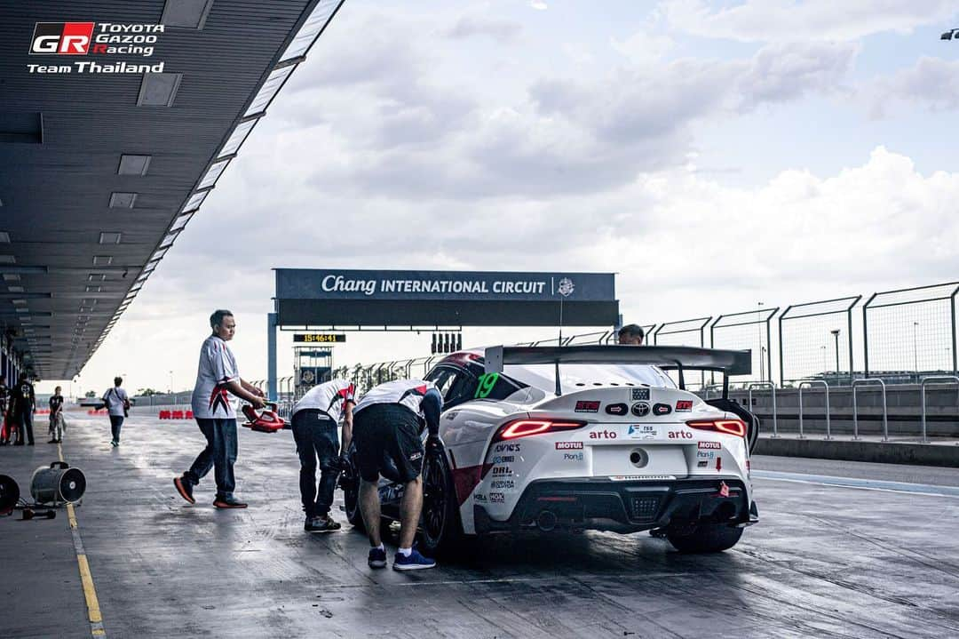 Toyota team thailandのインスタグラム：「PRACTICE DAY! ยกทีมเปิดสนามซ้อมให้พร้อมสุด  TGRTT พร้อมแล้วกับ Bangsaen GrandPrix 2023 🔥🌊ทะเลเดือดที่บางแสน วันที่ 28 มิถุนายน -2 กรกฎาคมนี้ สนามเฉพาะกิจเลียบหาดบางแสน ที่มีเสน่ห์ที่สุดในโลก กับ TGRTT ที่จะลงแข่งขันรายการใหญ่ RAAT Thailand Endurance International Championship R.2 ที่จะลงแข่งขันกันทั้ง 4 ชั่วโมง ในวันพุธที่ 28 มิถุนายนนี้ 🚗#19 Driver: ณัฐพงษ์ ห่อทองคำ (Nattapong H.) / อัครพงษ์ อัคนีนิโรธ (Akkarapong A.) / กฤษฏิ์ วสุรัตน์ Kris V. Car: TOYOTA 86 Class: Touring Car 🚗#20 Driver: สุทธิพงศ์ สมิตชาติ (Suttipong S.) / ณัฐวุฒิ เจริญสุขะวัฒนะ (Nattavude C.) / Hermann Car: TOYOTA 86 Class: Touring Car 🚗#37 Driver: ธัญชนก เจริญสุขะวัฒนะ Thanchanok C. / ณ ดล วัฒนธรรม (Na Dol V.) / เคนทาโร่ ชิบะ (Kentaro C.) Car: Altis One Make Race Class: Altis One Make Race  Thailand Super Series R.3-4: 🚗#24 Driver: ณัฐวุฒิ เจริญสุขะวัฒนะ (Nattavude C.) Car: Lexus RC-F Class: GTM AM 🚗#19 Drivers: ณัฐพงษ์  ห่อทองคำ (Nattapong H.) / มานัต กุละปาลานนท์ (Manat K.) Car: Lexus RC-F Class: GT3 Pro 🚗#19 Driver: สุทธิพงศ์ สมิตชาติ (Suttipong S.) Car: TOYOTA Supra GT4 Class: GT4 🚗#19  Driver: ณ ดล วัฒนธรรม (Na Dol V.) Class: Super Compact」