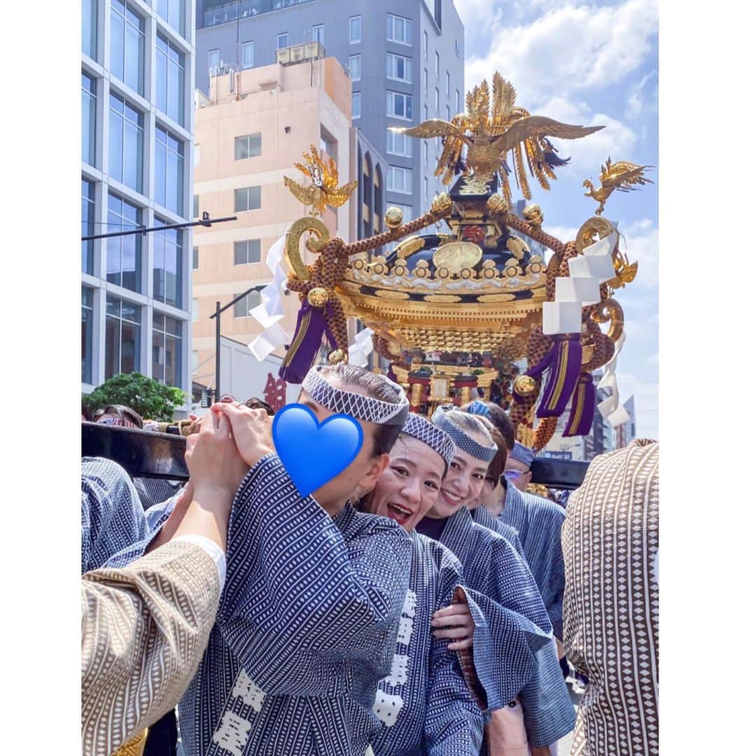樋口智子のインスタグラム：「続きまして〜 お久しぶりの三社祭でやんす🤓 どんなんだっけ？← なんて気持ちになりつつあったけど、やっぱりめちゃくちゃ楽しかったよね😂💙 @mari.s828 今年もお世話になりました☺️ 見知らぬおばさまに撮ってもらった2人で担いでる写真w  休憩がてら @yifangtea.asakusakaminarimon で大好きなチェリー🍒ティー飲んだし❤️  しかし、楽しんだ代償はデカかった…🤣 体力めっちゃ落ちて疲れ引きずるし、筋肉痛半端ないし、生え際日焼けしてチリチリ痛かったw 日頃の適度な運動は必要ですね←  #時差投稿 #三社祭」