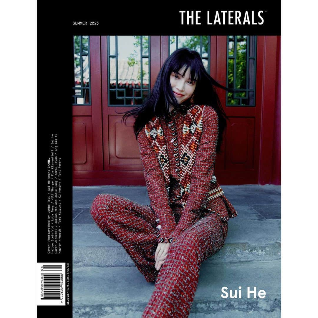 スイ・ヒーのインスタグラム：「"It's okay to accept that you might not be on the podium every single time. That's just life!" — COVER 4/5 Introducing @TheLaterals Issue 08 with our Summer Cover model @hesui923 wearing all by @chanelofficial 2022/23 Métiers d'art — From swim team to global model, Sui He recounts her journey and shares the valuable lessons she has learned. Overcoming numerous rejections, she carved her own path, breaking barriers and paving the way for greater Asian representation in the ever-evolving modeling industry. — Editorial Director: @bryankjins Design Director: @mlvncky Interview: @katrina_hung Photographer and Creative Direction: @jumbotsui Fashion Stylist: @_evanfeng Producer: @maczhou / Shelter Production Executive Producer: Mo / Shelter Production Photo Assistants: Zhang Zheng, Mu Sheng Fashion Assistant: Kicoic Hairstylist: Zhao Wenzhi Hair Assistant: Cui Jianan Makeup Artist: Lu Makeup Assistant: Liu Xiaolin, Wang Chenxin — #THELATERALS #THELATERALSMAGAZINE #SUIHE #CHANELMetiersdArt」