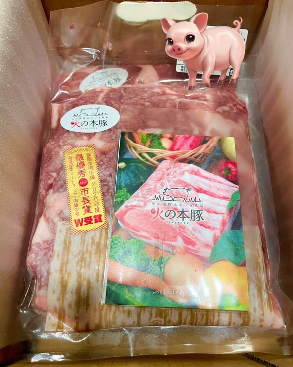 佐藤逸香のインスタグラム：「熊本県和水町のふるさと納税返礼品で 「火の本豚」をいただきました🐷✨  なんと1.1kgも！！！  めちゃくちゃ美味しそう🫶 どうやって料理しようか迷うな~…  何かおすすめのレシピなどあれば教えてください！！  作った料理は載せていくのでお楽しみに~♪  @nagomi.furusato  @narrow_official   #熊本県 #玉名郡 #和水町 #なごみまち #ふるさと納税 #ふるさと納税返礼品 #和水町アンバサダー #火の本豚 #おすすめ返礼品 #火の本豚レシピ」