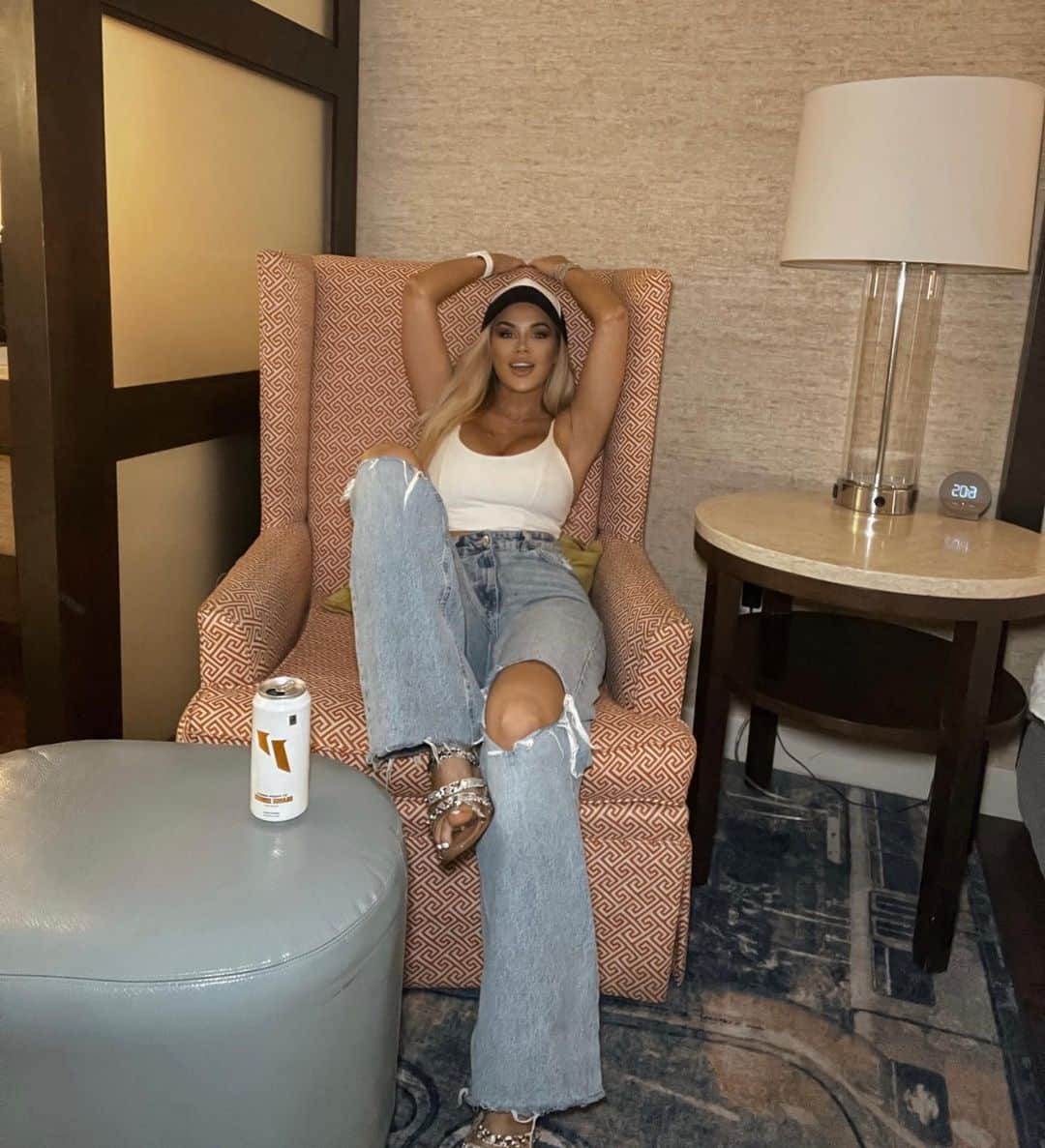 ジェサ・ヒントンのインスタグラム：「Stay a while ✨  Staycations in summer are my favorite. San Diego and now Vegas. Thinking of San Fran now because I’ve never been. Give me a list of things to do!   @1stphorm for the car rides to my adventures 🚙」