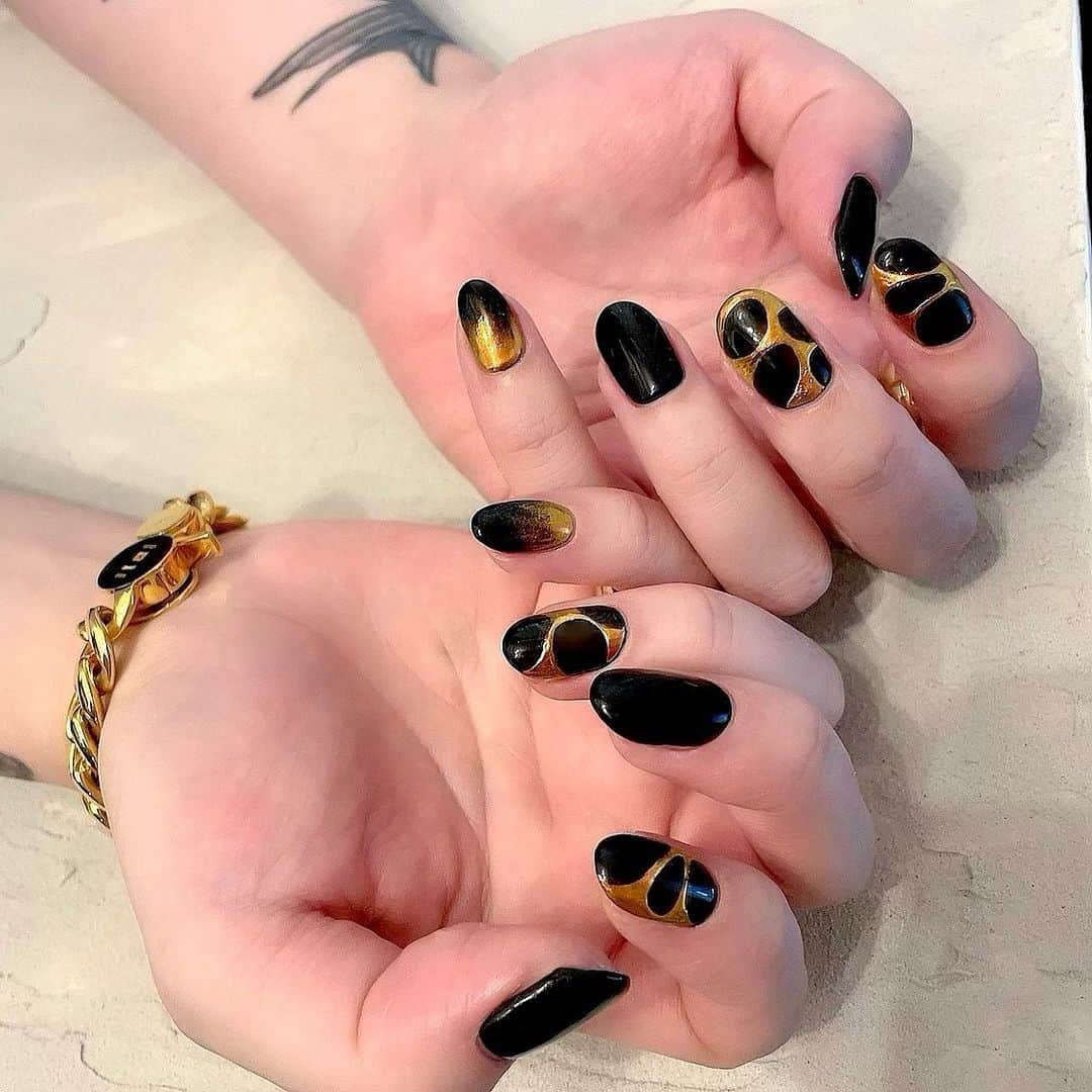 RUKI のインスタグラム：「❇️🔥  #ルキ近況 #昨日 #newnails #とあるグッズの一部」