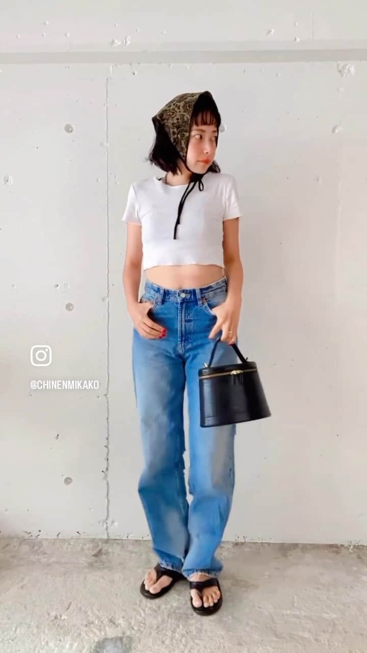 のインスタグラム：「シンプルは好きだけど普通じゃイヤ！  って、気持ちが全面に出た動画。  #オシャレに見せる為のコツ #クセあり小物 #ちょっとした冒険 #ドヤ顔 #これであなたもオシャレさん  #オシャレは自由 #ちねんすたいる #スタイリスト #コーディネート  #バブーシュカ #正解はわからん←」