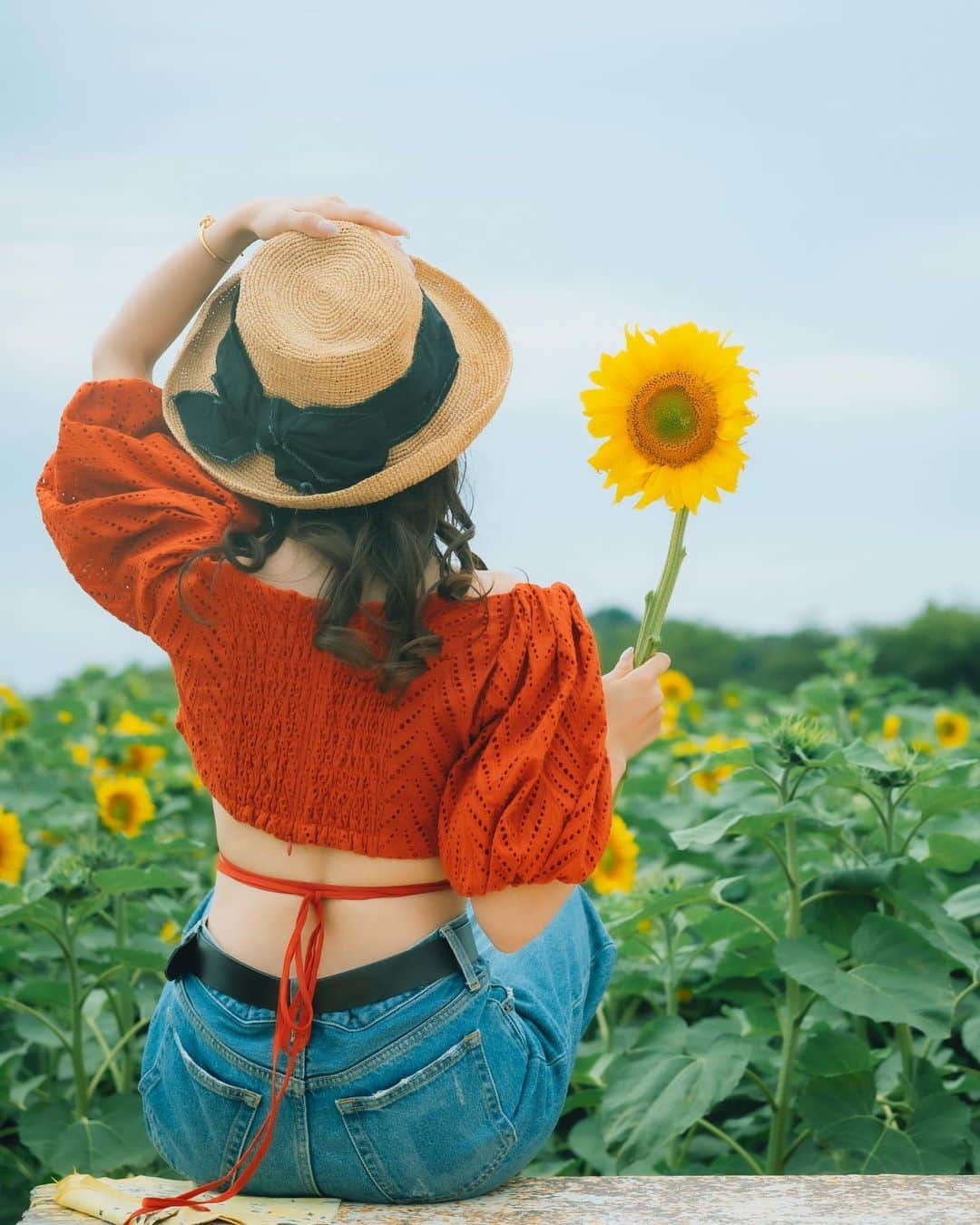 引地裕美さんのインスタグラム写真 - (引地裕美Instagram)「🫰🏻🌻💛  tops🍒 @eimyistoire_official  bottoms👖 @moussyofficial  hat👒 @ca4la_official   お洋服とひまわり畑が合ってて可愛い🌻🪽  #ひまわり畑 #向日葵 #知多半島 #ひまわり #花ひろば  #ゆうみ服 🧺#麦わら帽子 #ca4la #moussy #eimyistoire  #UMine #japan #옷스타그램 #데일리룩 #코디스타그램 #每日穿搭 #일본 #얼스타그램 #照片 #粉我 #japanesegirl」6月22日 9時48分 - yuumihikichi