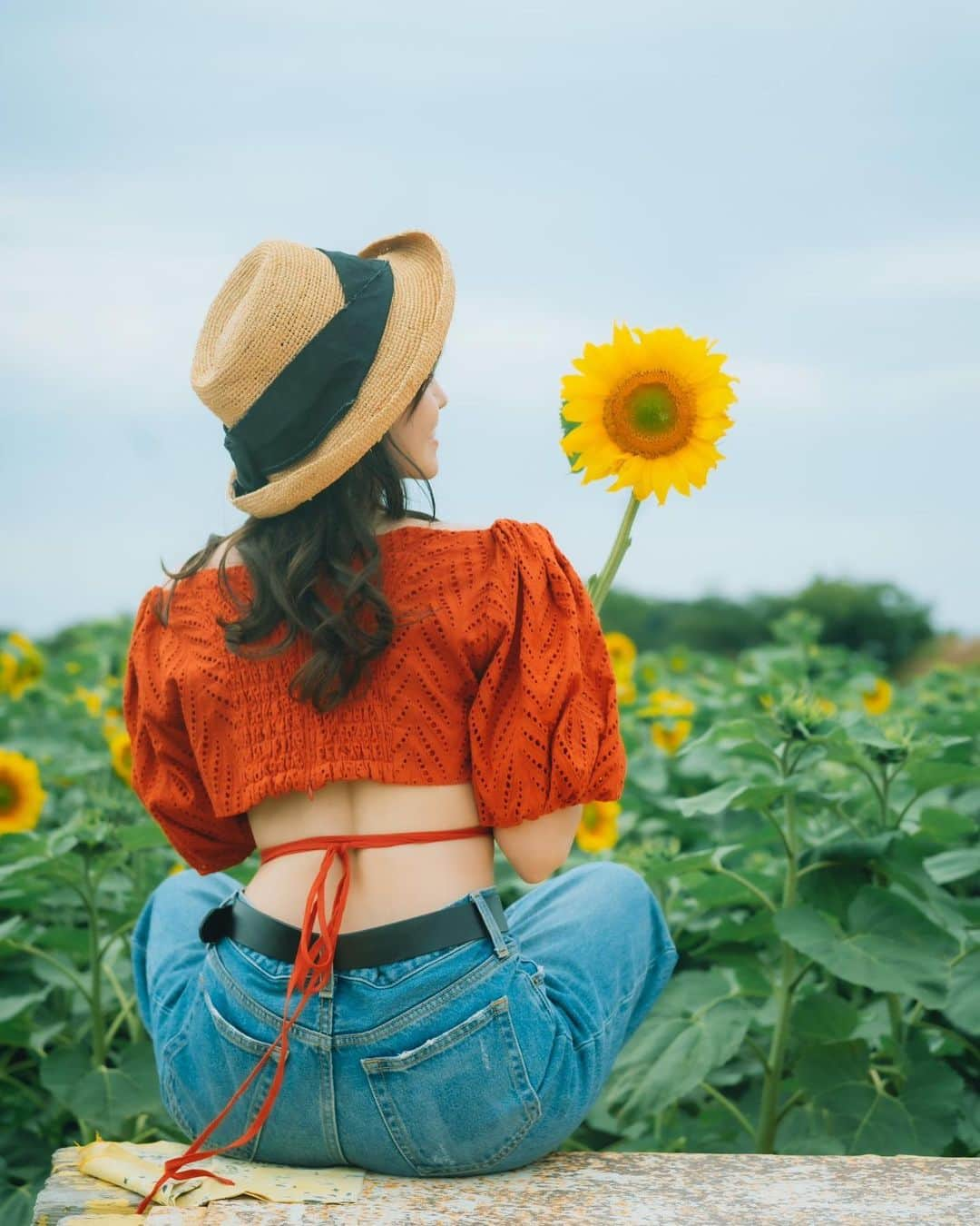 引地裕美のインスタグラム：「🫰🏻🌻💛  tops🍒 @eimyistoire_official  bottoms👖 @moussyofficial  hat👒 @ca4la_official   お洋服とひまわり畑が合ってて可愛い🌻🪽  #ひまわり畑 #向日葵 #知多半島 #ひまわり #花ひろば  #ゆうみ服 🧺#麦わら帽子 #ca4la #moussy #eimyistoire  #UMine #japan #옷스타그램 #데일리룩 #코디스타그램 #每日穿搭 #일본 #얼스타그램 #照片 #粉我 #japanesegirl」