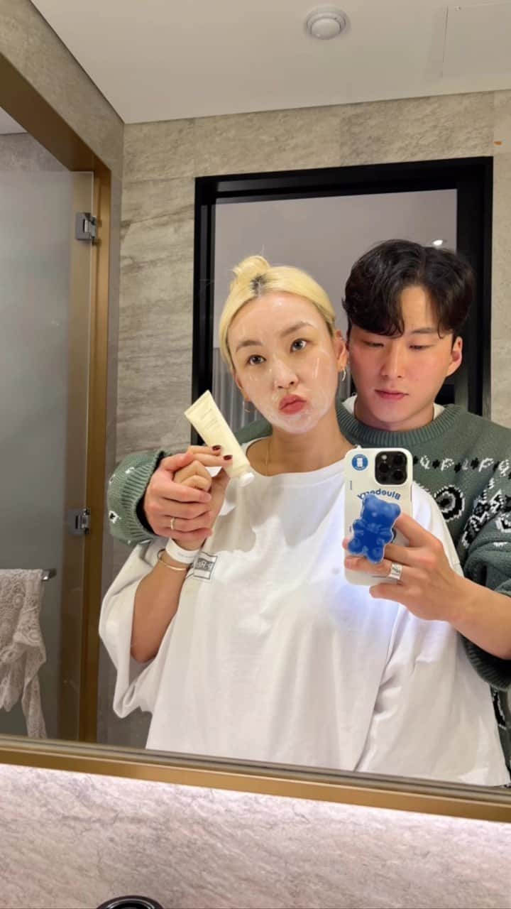 ペ・ユンジョンのインスタグラム：「피부관리는 진짜 꾸준함인거같아요😮‍💨 미세먼지도 그렇고 푸석푸석하고 건조하신분들이 요즘 너무많은데요  피부를 촉촉하게 유지해주는게 정말 중요한듯해요  저는 귀찮아도 피부과안가는대신  집에서 꾸준히  요 콜라겐팩이랑 모린다팩 번갈아 하고있어요😏 진짜하고나면  놀러울정도로 속광이올라옵니다👍👍 콜라겐팩이랑 모린다팩이랑 뭐가 다른지 차이점은 뭔지 헷갈리고 궁금하시쥬?🤔  👉🏻난 좀 광좀 내고 싶은데 푸석푸석하다 싶으면, 피부탄력과 영양, 항산화, 안티에이징에 포커싱 집중으로 맞춘<콜라겐 팩>이구요  👉🏻내 피부는 뾰루지도 잘나고, 외부 온도변화에 민감하고 자극을 잘 받는다 싶으면, 피부 진정에 특화, 피부 장벽을 강화, 즉각적인 피부 진정에 도움을 주는 <모린다 팩> 입니다요   근디요~개인적으로 한가지를 쭉~~바르며 관리해주는것보다 두가지 팩을 번갈아 가며 해줬더니 저랑은 좀 더 잘 맞더라구요   개인의 피부타입에 맞게 선택하시고 달라진피부 꼭 느껴보십쇼😍😍  그동안 방치했던 우리 피부들 광빨나고 건강한 피부로 다같이 관리해 보아요🫶🏻  @bbaeeonni_shop」