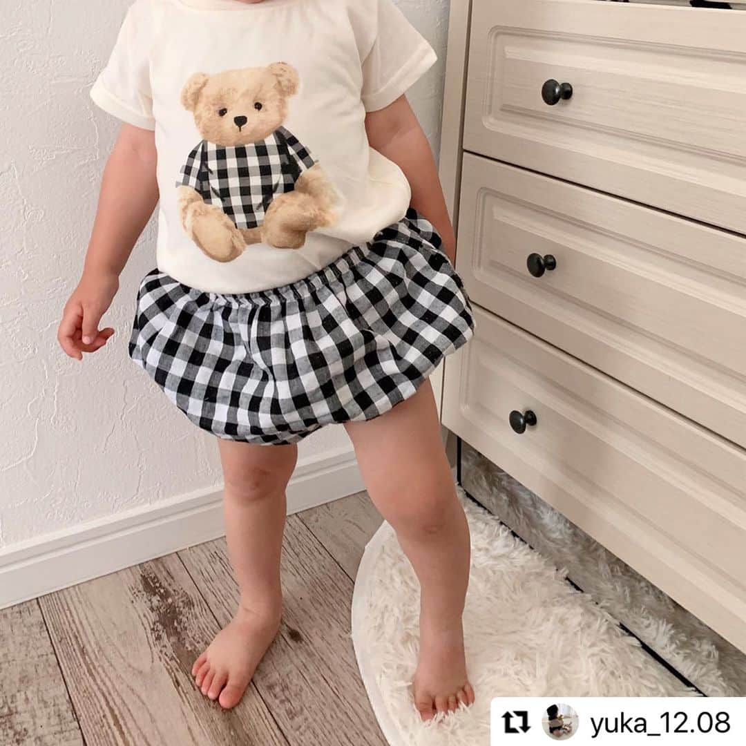 西松屋さんのインスタグラム写真 - (西松屋Instagram)「▷ Thank you for posting 🐰  西松屋アイテムをご購入いただいたステキな投稿をご紹介します✨  ୨୧┈┈┈┈┈┈┈┈┈┈┈┈୨୧ 📷@_____taki.mさん リボンが可愛いレイヤード風Tシャツとフリル付きパンツ🎀 レイヤード風なので、夏でも1枚でおしゃれさんに😉 リボンのヘアバンドとのコーデとってもキュートです💖  📷@yuka_12.08さん 1枚でインパクトのあるテディベア柄Tシャツ🐻 テディベアに合わせたチェックコーデとってもお似合いです😍 今年の夏、たくさん活用してくださいね♬  📷@_ilymbbyさん ゆるいイラストが可愛いおにぎり柄ステテコ🍙✨ 冷えからお腹を守ってくれて、さらっとした着心地もgood◎ うつ伏せ姿のお尻がとっても可愛くてキュンです☺  皆さまありがとうございます☻ ୨୧┈┈┈┈┈┈┈┈┈┈┈┈୨୧  ※掲載商品の価格は投稿時の価格です。 ※掲載商品は実物と色が異なる場合がございます。 ※掲載商品は、時期や店舗により取り扱いがない場合がございます。ご容赦くださいませ。  ・━・━・━・━・━・━・━・ 📣ご質問やコメントへのご返信は致しかねますが、 サービス向上のための貴重な情報として、スタッフが拝見しております。  📣#西松屋これくしょん もしくは @24028.jp を付けて投稿してね！ こちらの西松屋公式アカウントで紹介させていただくかも♪ 皆さまの投稿お待ちしております☺︎  ※DMであらかじめご連絡を差し上げ、許可を頂いた投稿のみを紹介させていただきます。 ※DM内で外部サイトへの遷移や個人情報の入力をお願いすることはございません。 ・━・━・━・━・━・━・━・  #西松屋 #nishimatsuya #24028 #こども服 #ベビー服 #キッズコーデ #夏コーデ #男の子コーデ #女の子コーデ #男の子服 #女の子服 #むすこーで #むすめふく #プチプラコーデ #キッズTシャツ #西松屋キッズ #西松屋コーデ #おしゃれキッズ　 #赤ちゃん #ベビー #新生児 #キッズ #プレママ #マタママ #子育てママ #赤ちゃんのいる暮らし #赤ちゃんのいる生活 #子供のいる暮らし #子どものいる暮らし」6月22日 9時50分 - 24028.jp
