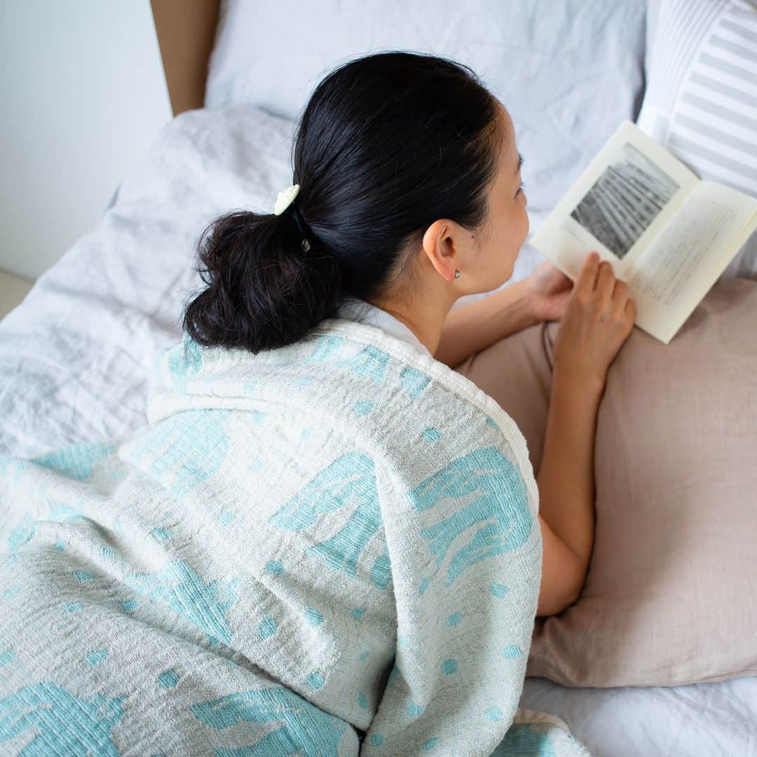 ecomfort（エコンフォート）のインスタグラム：「【本格的な夏が来る前に、夏の寝具の用意を！】 KLIPPANリネン＆シュニールコットンブランケットは、日本の湿度の高い夏に合わせてイーオクトとKLPPANで共同開発したもの。 心地よい夏の寝室づくりのマストアイテムです！  日本の夏寝具にぴったりの理由は次のとおり。 吸湿性に優れているリネンとオーガニックコットンを使用していること。 リネンのシャリ感とシュニールコットンのやさしい肌触りで安眠間違いなし、なこと。 特にリネンは蒸発が早く、汗によるべたつきの心配もありません。 ふわっと軽さもありつつ適度な重さもあるので、寝返りもしやすく心地良い睡眠を後押ししてくれますよ。  掲載アイテム： リネン＆シュニールコットンブランケット　ハーフ birds in the snow ライトブルー 価格：￥24,200（税込）  リネン＆シュニールコットンブランケット　シングル birds in the snow ナチュラル 価格：￥￥37,400（税込）  ▶商品の詳細は公式HPからご覧いただけます。 @klippan_japan   #BM_NS」