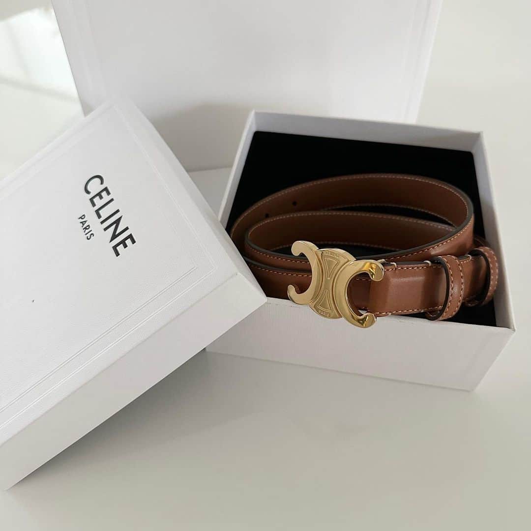のインスタグラム：「@celine のミディアムトリオンフベルト🤎  この色味可愛くてずっと欲しかったー🤎🤍  #celine #celineベルト #セリーヌベルト #購入品」