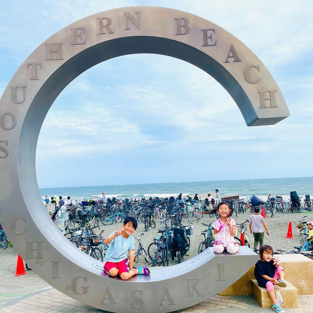 のインスタグラム：「. 梅雨真っ只中感はありますが、 既に夏をはじめています☀️  海も行ったしお祭りも行ったし お友達と流しそうめんも BBQも花火もやった🎆 既に袖ありの服が暑くて着られなくなり毎日ノースリ生活です🥹  あとは大きなプールを出すだけ🏖️！  楽しい夏になりますように☀️   #夏のはじまり   #三兄妹 #年子姉妹 #三児ママ #年子ママ」