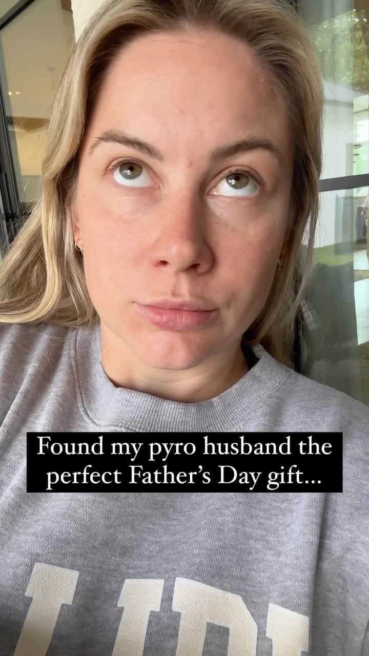 ショーン・ジョンソンのインスタグラム：「can’t believe these exist @andrewdeast #marriage #husband #pyro #dad」