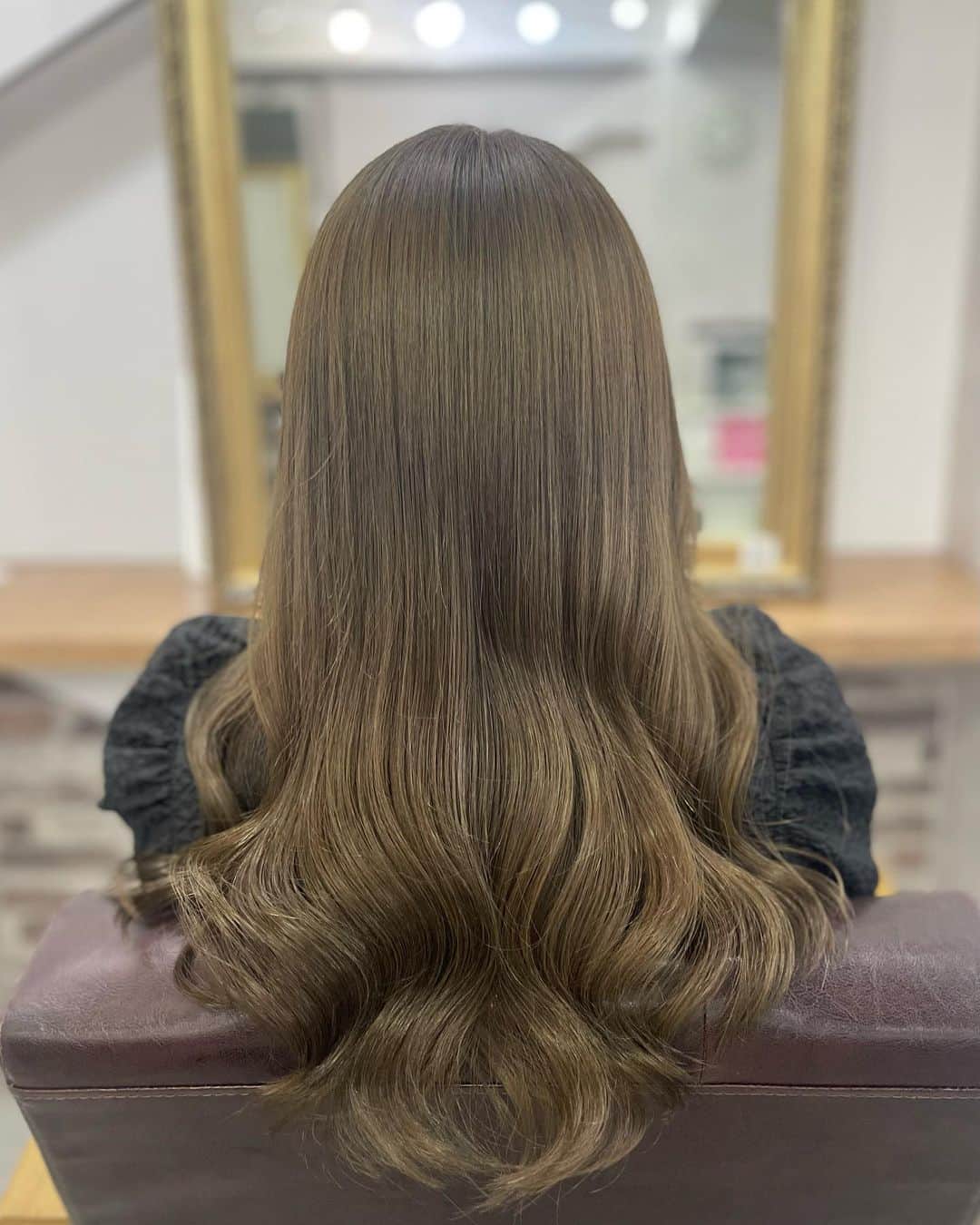 salon PRATiNO(サロンプラチノ)のインスタグラム：「. 梅雨時期で広がるのを抑えるのにおすすめな #酸性ストレート   アルカリを使った縮毛矯正と違い 酸性領域でストレートをかけるので 艶が出て柔らかさのある仕上がりになります♪   癖はそこまで気になるほどではないけど 膨らみや広がりを抑えたい、 緩やかな癖を程よく ナチュラルにストレートにしたい方は特におすすめ◎  癖が強く、しっかりピンとまっすぐな ストレートにしたい方は アルカリ剤を用いた縮毛矯正をお勧めします😊  髪質に合わせてストレート配合致します♪  ストレートかけてみたい方、ぜひお待ちしております💫  . . .  #hair#pratino#clavis#ハイトーン#韓国ヘア#デジパ#縮毛矯正#名古屋美容院#栄美容院#ショートカット#ウルフカット#透明感カラー#クラビス#酸熱トリートメント#ダメージ毛#ヘアサロン#女性スタッフのみ#ボヤージュコスメ #白髪染め#ペールカラー#エクステ#シールエクステ#ヘアメ#アイブロウ#メンズアイブロウ#メイク#ファイバープレックス」