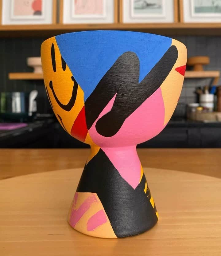 Rik Leeのインスタグラム：「In today’s episode of Painting Random Household Objects - this plain vase becomes a super bright, happy vase! 🙂❤️‍🔥 I’m loving making tangible things for the house, this one’s going on my studio shelf along with other stuff I’ve made or found over time 🍻」