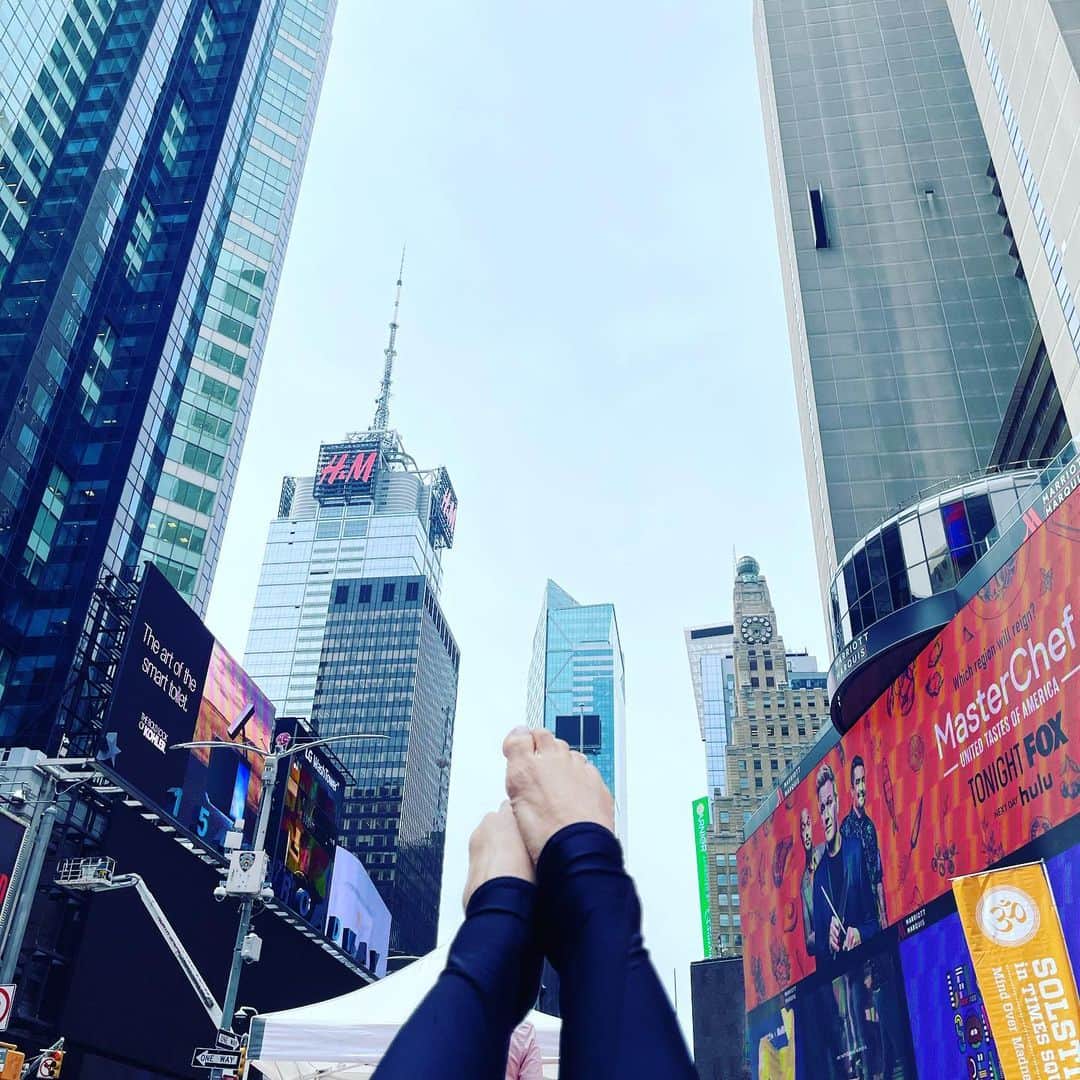 石村友見さんのインスタグラム写真 - (石村友見Instagram)「. 6/21は「国際ヨガデー🧘‍♀️」 タイムズスクエア無料ヨガ Solarice In Times Square に 行って参りました。 ⁡ コロナでずっと 中止になっていましたが、 やっと開催です💕💕💕 ⁡ ついた途端からすごい人で、 友だちと待ち合わせでしたが、 バラバラになってしまいました。 ⁡ しかしたまたま お隣になった方と意気投合し、 なぜか初対面で相続税や私立受験の話で 盛り上がりながらヨガしました🤭🤣🤭 ⁡ 新しい出会いって楽しいですよね💕 ⁡ この場所はマンハッタンのど真ん中。 例えて言うなら渋谷交差点の ど真ん中みたいな場所です。 ⁡ そこに多くの大人が仰向けになったり、 足あげたり、うつ伏せになったり、 好き放題、自由にカラダを動かしてる様子は 大人の遊び場みたいでおもしろかったです❤️ ⁡ ヨガは年齢とわず、 いつでもはじめられ、 誰とも競わず自分のペースで 自由にカラダを動かせるのが良いですよね☺️ ⁡ もしニューヨークに いらっしゃれる機会がある方は、 この国際ヨガデーに合わせると楽しいですよ💕 是非是非です🥰 ⁡ ヨガ後は速攻おうちに帰ってVoicyラジオを録り、 息子を迎えに行ってから歯医者に寄り、 さっきやっと夕飯をつくり終えました。 今日はホタテのクリームソース煮です。 ⁡ さて明日も素敵な日になりますように。 みなさんの心に羽を。  #internationalyogaday #yoga #nyc #yogapractice #timessquare #manhattan #ヨガ #ニューヨーク #国際ヨガデー」6月22日 10時02分 - tomomi.ishimura