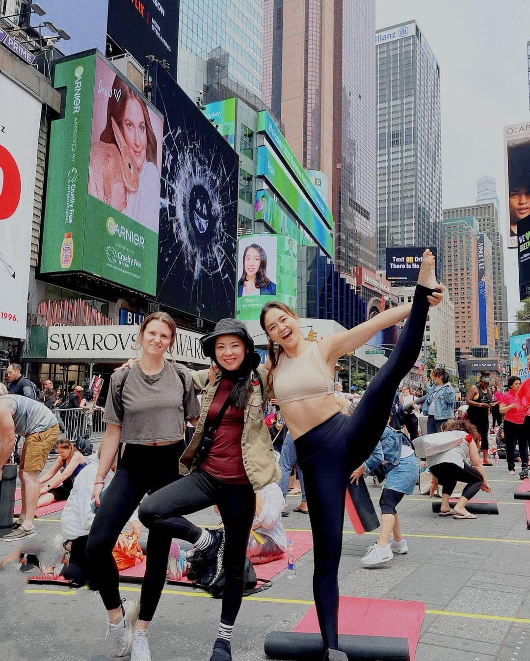 石村友見さんのインスタグラム写真 - (石村友見Instagram)「. 6/21は「国際ヨガデー🧘‍♀️」 タイムズスクエア無料ヨガ Solarice In Times Square に 行って参りました。 ⁡ コロナでずっと 中止になっていましたが、 やっと開催です💕💕💕 ⁡ ついた途端からすごい人で、 友だちと待ち合わせでしたが、 バラバラになってしまいました。 ⁡ しかしたまたま お隣になった方と意気投合し、 なぜか初対面で相続税や私立受験の話で 盛り上がりながらヨガしました🤭🤣🤭 ⁡ 新しい出会いって楽しいですよね💕 ⁡ この場所はマンハッタンのど真ん中。 例えて言うなら渋谷交差点の ど真ん中みたいな場所です。 ⁡ そこに多くの大人が仰向けになったり、 足あげたり、うつ伏せになったり、 好き放題、自由にカラダを動かしてる様子は 大人の遊び場みたいでおもしろかったです❤️ ⁡ ヨガは年齢とわず、 いつでもはじめられ、 誰とも競わず自分のペースで 自由にカラダを動かせるのが良いですよね☺️ ⁡ もしニューヨークに いらっしゃれる機会がある方は、 この国際ヨガデーに合わせると楽しいですよ💕 是非是非です🥰 ⁡ ヨガ後は速攻おうちに帰ってVoicyラジオを録り、 息子を迎えに行ってから歯医者に寄り、 さっきやっと夕飯をつくり終えました。 今日はホタテのクリームソース煮です。 ⁡ さて明日も素敵な日になりますように。 みなさんの心に羽を。  #internationalyogaday #yoga #nyc #yogapractice #timessquare #manhattan #ヨガ #ニューヨーク #国際ヨガデー」6月22日 10時02分 - tomomi.ishimura