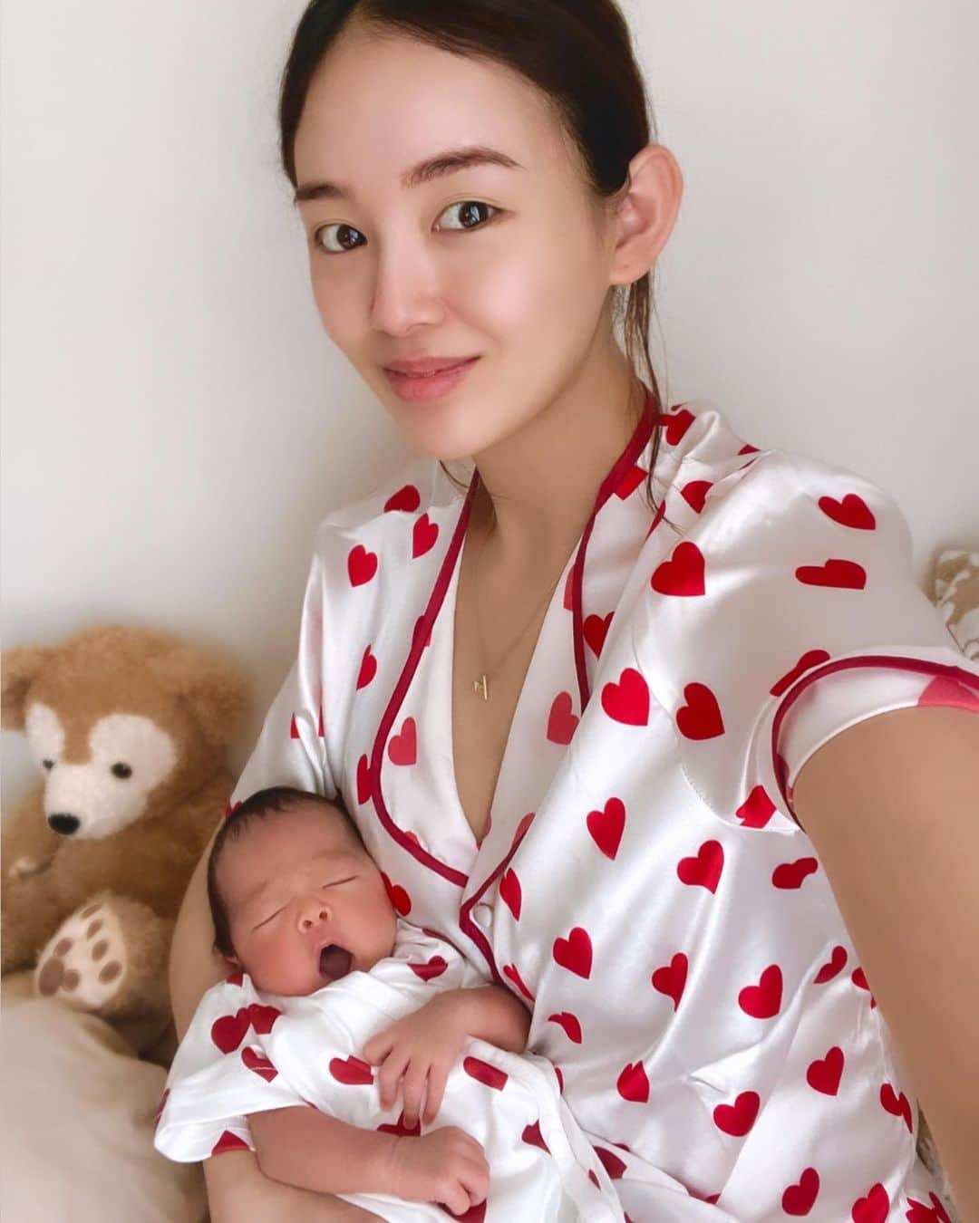 中村エリカさんのインスタグラム写真 - (中村エリカInstagram)「生まれてきて2週間経った👶🩵 少しは人間世界に慣れてきたかな🙄 この2週間で最初はすぐ寝ちゃって吸えなかったおっぱいもしっかり飲めるようになって、泣き声も大きくなってきて、毎日少しずつの成長がみれて嬉しい🥰✨ 小さい身体で力強く一生懸命頑張ってるのが本当に可愛い😍 新生児期はあっという間だと思うから貴重で尊い時間を大切に過ごさなきゃと思う🥹🙏 ベビー様に買ってたロンパースが可愛くて母もお揃いにしたくてパジャマ買っちゃった🤭❤️w @shein_japan  . . . #リンクコーデ #親子コーデ #親子リンクコーデ #shein #育児 #産後2週間 #産後 #育児レポ #sheinkids #産後ママ  #ベビー服 #ベビーコーデ」6月22日 10時25分 - erika__nakamura