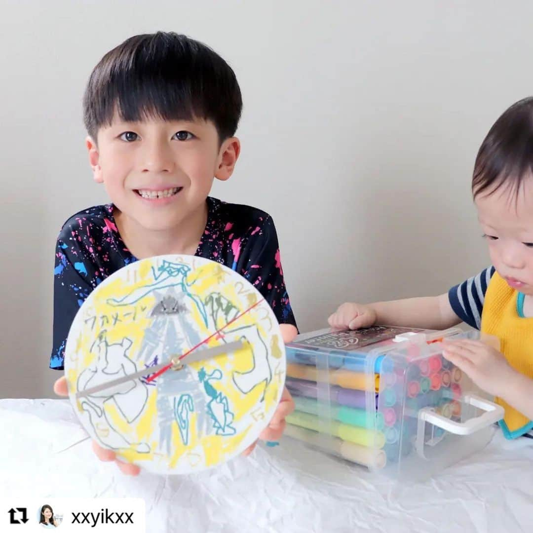 たのでんのインスタグラム：「#Repost @xxyikxx with @use.repost ・・・ 「ねぇ、ぼく時計を作ってみたい😆」と言ってのが４月頃のお話。  たのつく @tanotsuku さんから紙製のおえかき時計キットをモニターさせていただきました✨ 引き寄せ力が凄すぎる😂  ペンで自由にお絵かき🖌 紙製だから絵の具で塗ってもいいし、折り紙やシールを貼っても楽しそうですね💕  息子は自分のオリジナルキャラクター“メタルマン”と、咄嗟に描いて誕生した敵キャラ“ワカメール”を描いてました🤣  不等間隔に数字書いちゃってる…💦 教えればよかった😅  時針と分針は四角っぽいのと尖ってるのと２種類入っていて選べました🎵  たのつくさんには楽しい工作キットがいっぱい❗ 梅雨入りしてお外で遊べないときや夏休みの工作にぴったりなキットがたくさんあります🌟  おうちじかんをもてあましてるママさんパパさん、ぜひチェックしてみてくださいね💖 @tanotsuku  #たのつく #PR #知育玩具 #Kidscraft #工作 #ワークショップ #子供と暮らす #工作教室 #子育て #男の子ママ #男の子 #6歳男の子 #6歳 #小学生 #ママ友募集 #ママ友募集中  #親バカ #親バカ部  #成長記録」