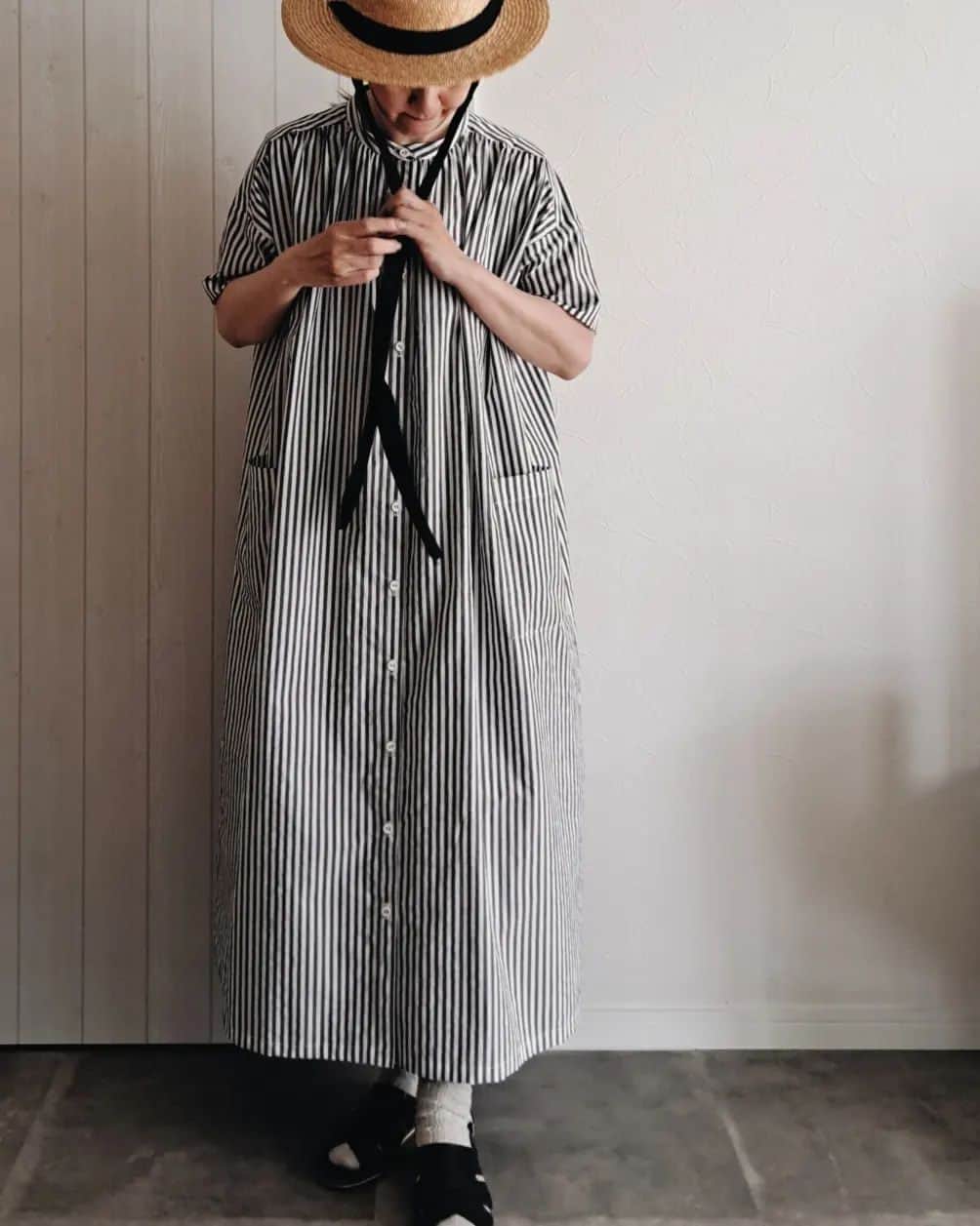 のインスタグラム：「† Dinette 2nd Anniversary  6.23fri.~25sun. 11:00~16:00 @dinette16 * ちょっとレトロな雰囲気の ワークウェアみたいなワンピースを作りたくて ストライプで仕立ててみました。 大きめのアウトポケットが今の気分にぴったり！ 生地はCHECK&STRIPE さんのコットンパピエのストライプ。 パリッとしてるけど ナチュラルなシワ感があってとっても気持ち良い！ 色も抑えたブラックと ネイビーグレーでご用意しました。 † † #ハンドメイド大人服 #ナチュラルコーデ #大人ナチュラル #ストライプワンピース #夏のワンピース #大人コーデ」