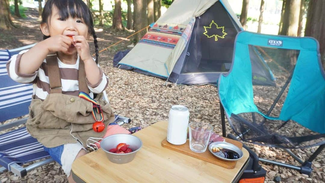 グッピーこずえさんのインスタグラム写真 - (グッピーこずえInstagram)「お気に入りのシーン☺️ 青雲の杜キャンプ場木漏れ日の中でちょっといいクラフトビールと鰹のお刺身🐟 隣の月ちゃんはシェラカップに自分で洗った苺を入れて食べる🍓 後ろにはナバホ〜 なんかこの状況、、、 真っ赤な薔薇と白いパンジー仔犬の横にはアナタ〜♪って感じちゃう⁉️ 自分で洗った苺ってめっちゃ美味しいと思うねん。 キャンプで色んな事経験して天真爛漫な可愛い女の子に育っておくれ🥰 #ファミキャン #ママキャンパー #ママキャンパー芸人  #ナバホテント #logos #子連れキャンプ #キャンプ女子 #女子キャンパー #ママキャンパーと繋がりたい」6月22日 10時20分 - gupikozu