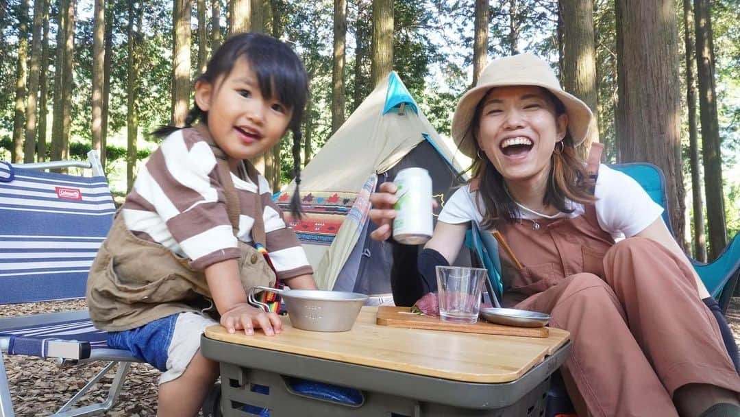 グッピーこずえのインスタグラム：「お気に入りのシーン☺️ 青雲の杜キャンプ場木漏れ日の中でちょっといいクラフトビールと鰹のお刺身🐟 隣の月ちゃんはシェラカップに自分で洗った苺を入れて食べる🍓 後ろにはナバホ〜 なんかこの状況、、、 真っ赤な薔薇と白いパンジー仔犬の横にはアナタ〜♪って感じちゃう⁉️ 自分で洗った苺ってめっちゃ美味しいと思うねん。 キャンプで色んな事経験して天真爛漫な可愛い女の子に育っておくれ🥰 #ファミキャン #ママキャンパー #ママキャンパー芸人  #ナバホテント #logos #子連れキャンプ #キャンプ女子 #女子キャンパー #ママキャンパーと繋がりたい」