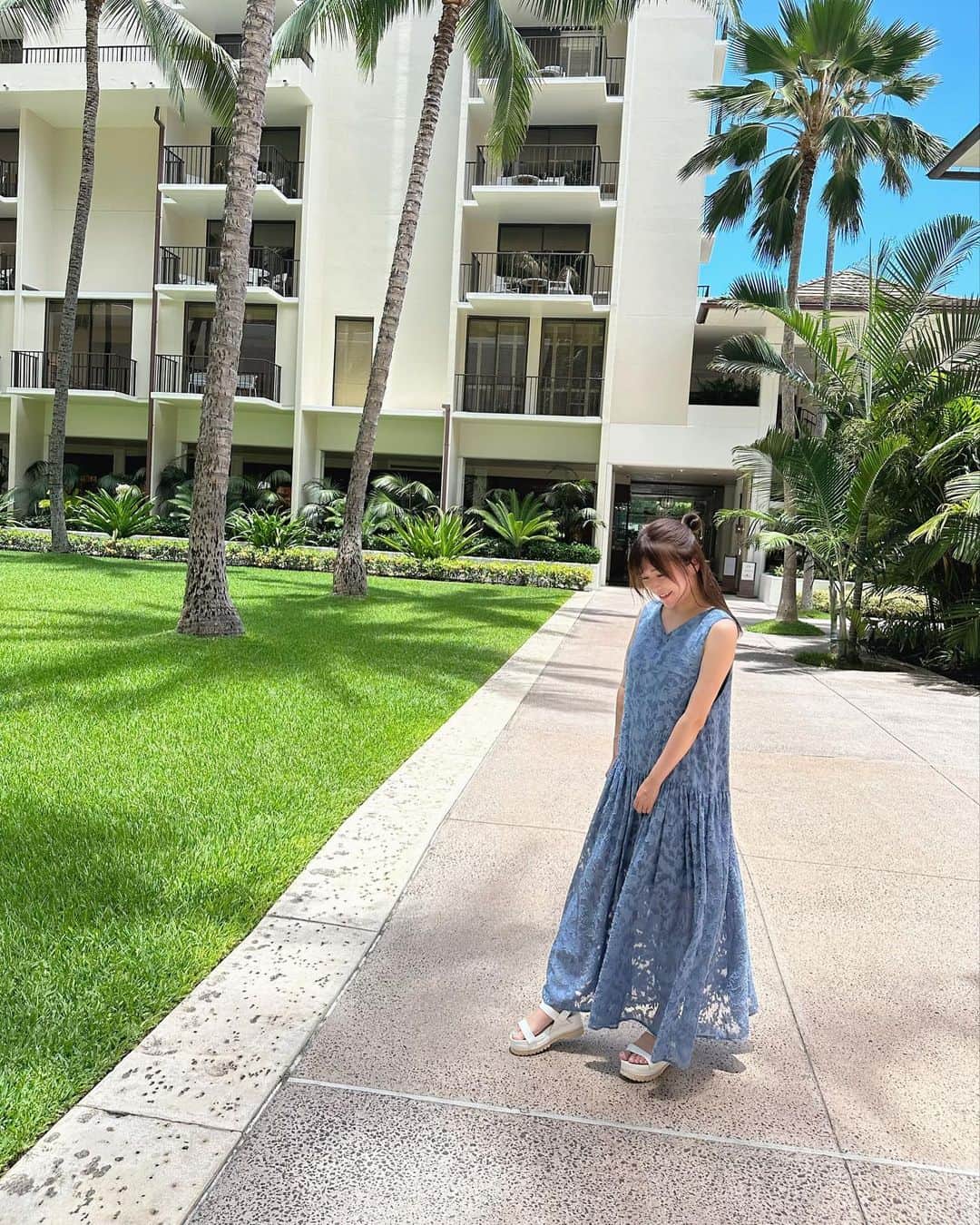 愛内みさのインスタグラム：「・ 旅行にお供した @vannie__u の夏ワンピ👗  一枚でさらっとゆったり着れて楽ちん✌️  これからも大活躍しそう🌼  #vannie_u  #ヴァニーユー #夏ワンピ」