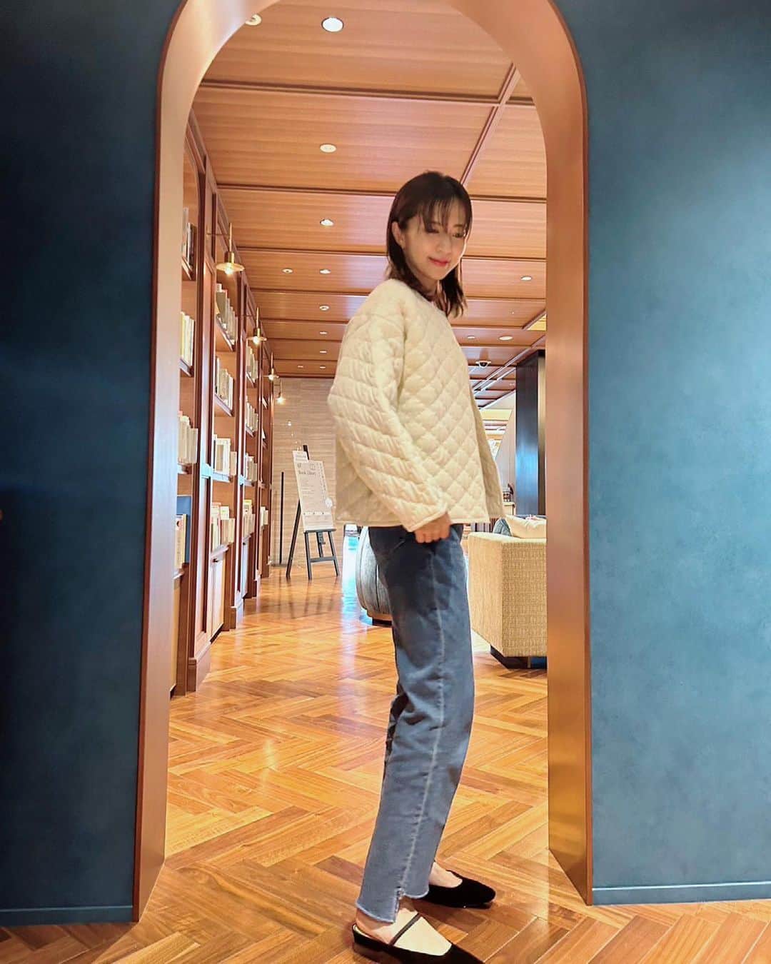 安田美沙子さんのインスタグラム写真 - (安田美沙子Instagram)「先日、ニットの展示会に行ってきました✨  まるで着てないみたいに軽くてあったかい。。着ていて癒されるニット🤍  キルティングジャケットも実は細かいニットだから、ストレッチが効いていて着心地がいい。  なんだか大人(充分大人やけど)  上質なものに触れられて気持ちもあがりました🤍  秋冬が楽しみっ！  @puntodoro  #knit #exibition  #aw #marunouchi #denim @nave_jp  #shirts @hyke_official  #pearl @milamorejewelry」6月22日 10時29分 - yasuda_misako
