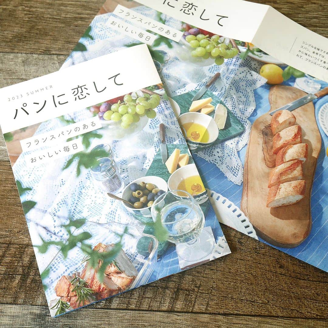 ドンクさんのインスタグラム写真 - (ドンクInstagram)「「パンに恋して」最新号🥖  年2回、店頭で配布している季刊誌「パンに恋して」。 今夏のフランスパン号ができました。  今回のテーマは、 「フランスパンのあるおいしい毎日」です。  ドンクのフランスパンをもっとおいしく味わうコツや、 ”フランスパン1DAYレシピ”と題して 朝食、ランチ、夕食、おやつ、それぞれのシーンでの フランスパンの愉しみ方をご紹介しています。  これからの季節にもぴったりのレシピを ご紹介していますので、 ご来店の際にはぜひ手に取ってみてください。  #ドンク #donq #パンに恋して #フランスパン #バゲット #バタール #パンのある暮らし」6月22日 10時37分 - donq_depuis1905