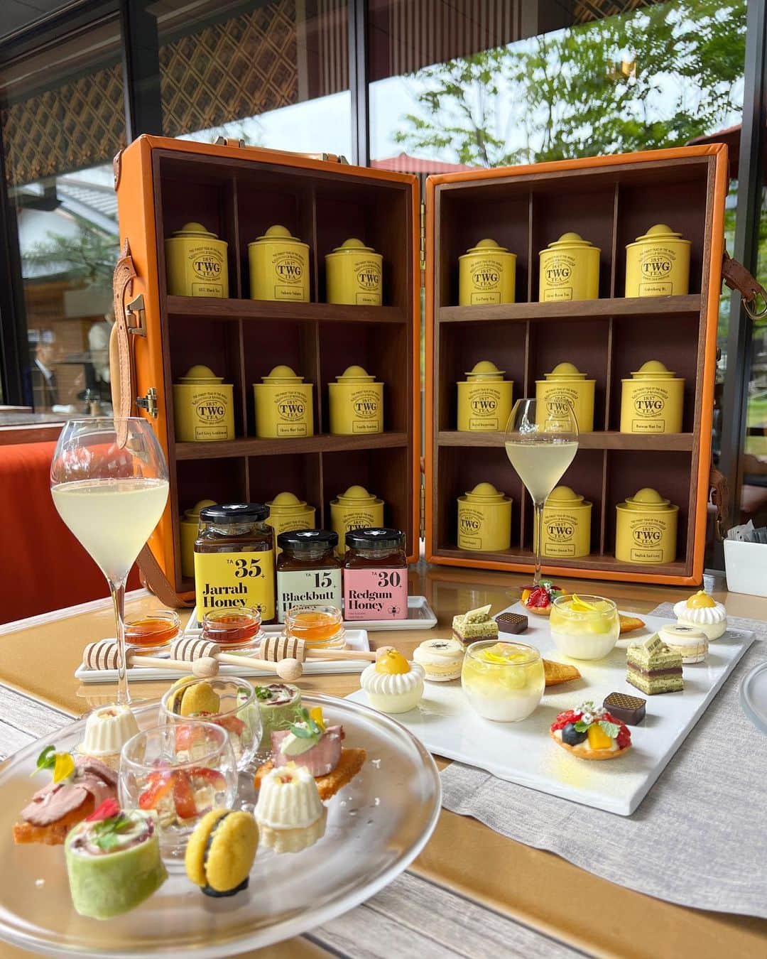 ayu kagawaのインスタグラム：「@thebees.jp  @hotel_the_mitsui_kyoto  afternoon tea🫖🐝💛  @akinyc がディレクションしているthe beesの蜂蜜☺️🍯 西オーストラリアの大自然で採取された完全無添加・非加熱の良質な糖と栄養素が豊富な自然のままのthe beesの蜂蜜をTWGの紅茶やスイーツと一緒に堪能できる贅沢なafternoon tea🐝🫖  2年に1度しか花が咲かないジャラの木から採れる貴重なはちみつ「ジャラハニー」をはじめ、the beesの良質な蜂蜜を3種類楽しめます🐝🌼  蜂蜜と紅茶のマリアージュが最高でした🫠🐝🫖 お食事もスイーツも美味しくて満足度💯  こんな優雅な時間いつぶりかな🥹幸 テラス席が気持ち良すぎました🫠🕊️🌳  コラボアフタヌーンティーは6/30日まで🐝🌼💛 #thebees #hotelthemitsuikyoto  #afternoontea」