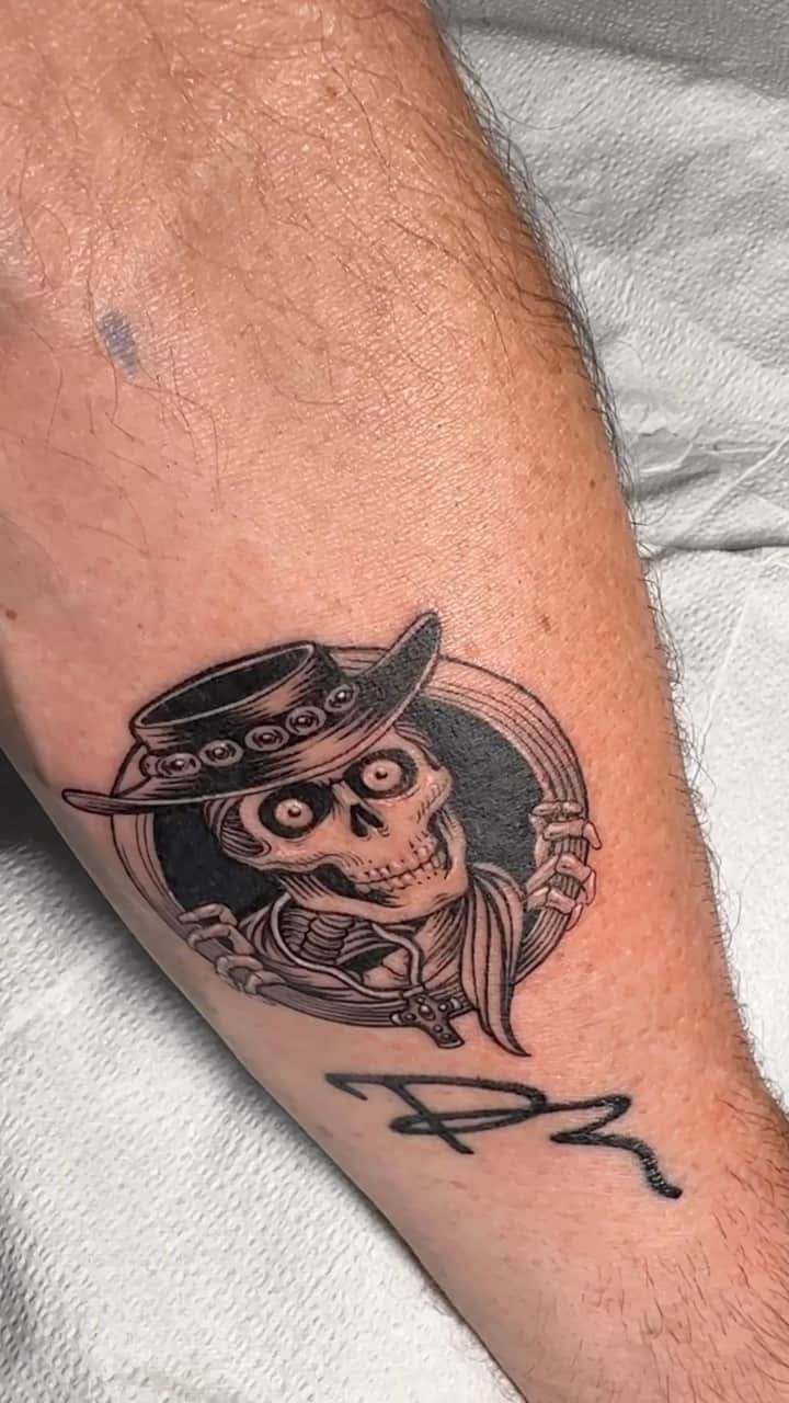 トニー・ホークのインスタグラム：「For #goskateboardingday I skated over to @scottcampbell’s studio and closed the loop on my Ray Underhill tribute. When I first met Scott, he told me that he doesn’t have many skills, but that he “is really good at drawing skulls.” I am now living proof of that. Thanks to Scott and his hospitable crew for hosting Olivia and me on this special occasion.」