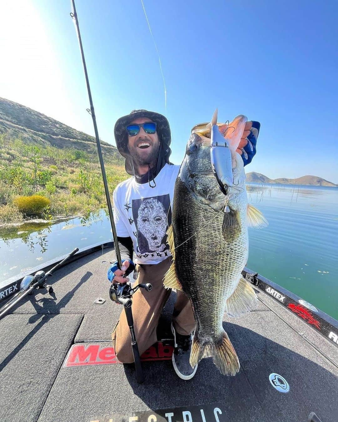 Electric_Fishingのインスタグラム：「Bucket hats and bucket mouths.  @addy.giddings all smiles⚡️  #ElectricSunglasses #PolarizedSunglasses #StyleThatPerforms #ElectricFishing」