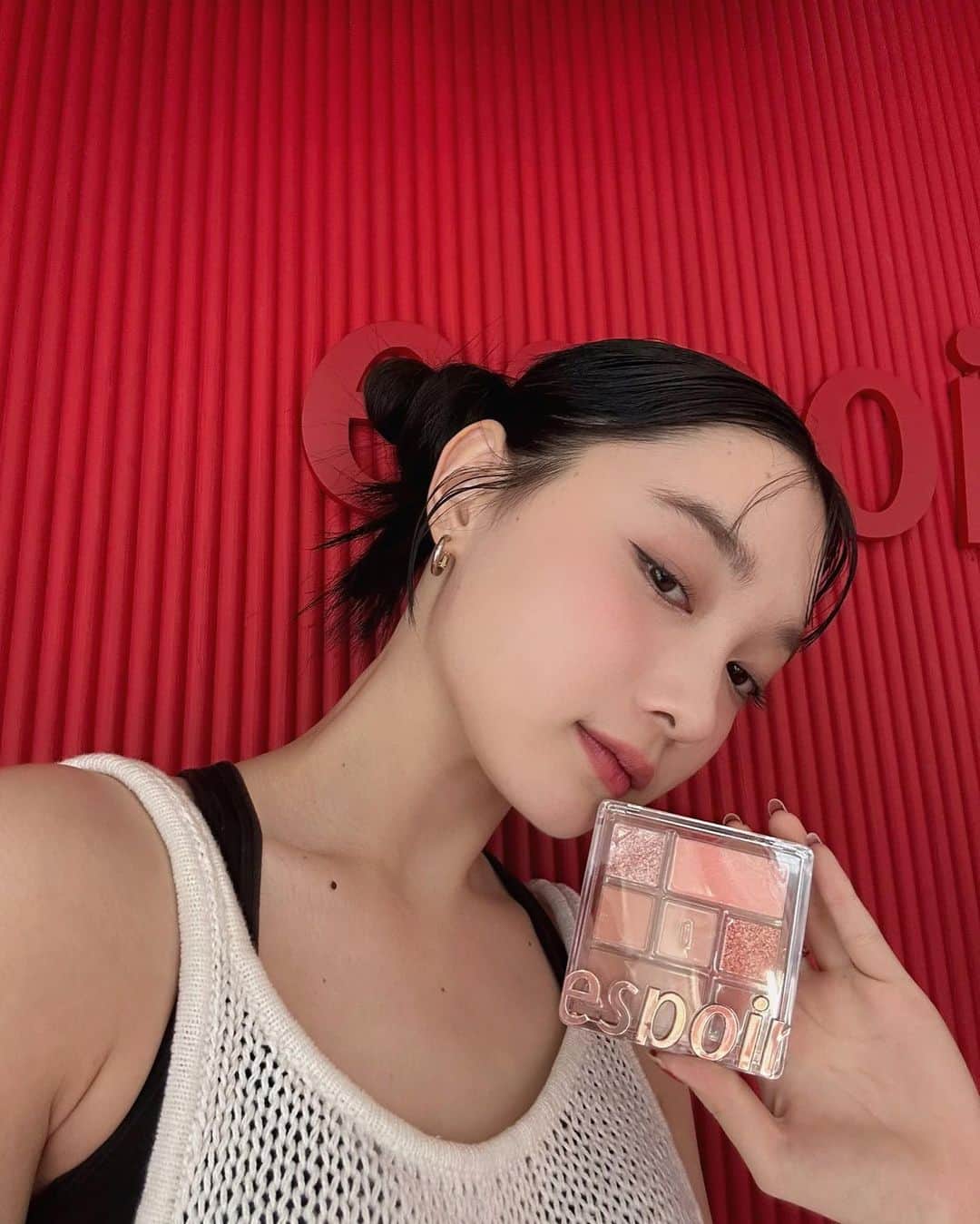 新野尾七奈のインスタグラム：「エスポア( @espoir_jp ) ヨンナムストアに訪問してきました❣️  カスタムしてハイライトやアイシャドウが作れたり、メイクをして貰えたり、カスタマイズしてキーリングも作ったり...  と、お洒落と楽しさ溢れる空間でした😍  そしてなんと！ 今日22日は現地から エスポアさん( @espoir_jp )と ヘアメイクアップアーティストGeorgeさん( @george828 )と 20時〜インスタライブをします❤️  ライブ配信コメント+ @espoir_jp  フォロー両方やっていただいた方の中から Georgeさんのアカウントから5名+ 私のアカウントから5名 抽選で計10名の方に プレゼントがあります🎉  是非参加してみてね🎁  #エスポア #espoir #espoirjapan #エスポア  #エスポアヨンナム #エスポア延南#韓国  👗 @studiodoe  👖 @murua_official」