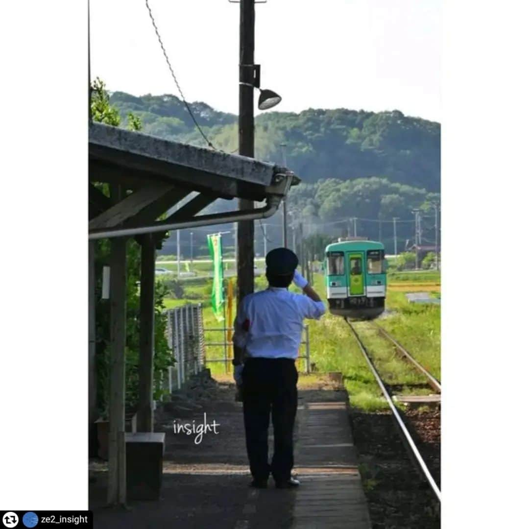 兵庫県さんのインスタグラム写真 - (兵庫県Instagram)「兵庫県公式インスタグラム『love_hyogo』です。  love_hyogoでは皆さんが #lovehyogo のハッシュタグを付けて投稿していただいた写真を紹介させていただきます。  本日のピックアップは  @ze2_insight さんのお写真です👑 ハッシュタグをつけての投稿ありがとうございます🙏  こちらは、加西市の『北条鉄道　長駅』でのお写真です📷✨  列車が小さくなるまで敬礼を続ける駅長さん🚉 何だかほっこりしますね。。。😃🚋  『北条鉄道　長駅』は、大正時代から続く、100年ものの映画のような駅舎🚉  プラットホームは全長77ｍの石積みで、木造平屋建。駅舎は1915年の開業当時のものが現在も使用されているそうです☝  そして、このプラットホームと駅舎は、2014年に登録有形文化財に登録されました✿  どことなく懐かしい、昭和の駅風景に出合いに行ってみるのもいいですね～😉💞  兵庫にまつわる投稿は#lovehyogo のハッシュタグをお願いします👈  This is "love_hyogo", the official Instagram of Hyogo Prefecture. We will introduce photos posted by you with the hashtag #lovehyogo on love_hyogo.  Today's pick is a photo by @ze2_insight Thank you for posting with the hashtag!  Please use the hashtag #lovehyogo for Hyogo related posts!  #兵庫県#兵庫#hyogo #lovehyogo#love_hyogo #japan #photooftheday #followme #instagood #photography #picooftheday  #Railfan#railway #railfans_of_instagram #駅長さん#長駅 #北条鉄道#insight北条鉄道 #ローカル線#ローカル鉄道　 #鉄道ファン#鉄道写真 #フォトジェニック」6月22日 11時00分 - love_hyogo