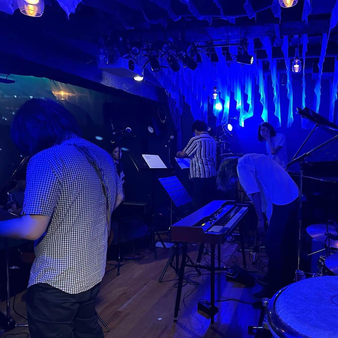 清浦夏実さんのインスタグラム写真 - (清浦夏実Instagram)「6/17 サリー久保田グループ1日目。  この日は渋谷LOFT HEVENにてサリー久保田グループにヴォーカルで参加。  サリーさん、中山努さん、TWEEDEESでもおなじみ原GEN秀樹さんが基本のサリー久保田グループ。今回はギターにネロさん、パーカッションに井谷享志さんが加わり6人編成。皆さん紳士でお優しい。  本番前の待ち時間に軽く腹ごしらえをと、みんなでお店に入ったのですが、オーダーと残り時間がうまく噛み合わず、本番30分前にたこ焼きを焼き始めるサリーさん。丸々残すわけにもいかないし、本番15分前にみんなで熱々言いながら頬張り、走って箱に戻り、何食わぬ顔でライブをやりました。臨場感。この30分がほんとに面白かった。笑  この日は信藤三雄さんの追悼として、スクーターズの「東京ディスコナイト」をカバー。お恥ずかしながら私はこの曲を今回初めて知ったのですが、泡沫な東京を描いていて、明るくてさみしい、夢のような曲で大好きになりました。  終演後、小学2年生のファンの女の子がお父さんと一緒に来てくれて、お話できたことがとても嬉しかったです。TWEEDEESの曲の歌詞をプリントして、読めない漢字や意味を調べているそう。こんなにいい子が来てくれているのに、ついさっきまでたこ焼き焼いてドタバタしていた自分が恥ずかしい。そんなこんなで楽しく終演。お越しくださった皆様、共演者の皆様、ありがとうございました。やっぱりライブは楽しいですね。  翌日もサリー久保田グループ。「また明日」と言って解散しました。  #サリー久保田 #サリー久保田グループ #featuring #清浦夏実 #中山努 #原GEN秀樹 #井谷享志 #ネロ #fasion #ボウタイブラウス #タイトスカート #ハイヒール #たこ焼き #🐙 #アツアツ #火傷 #ドタバタ #本番 #プロ #バンド #カバー #スクーターズ #東京 #ディスコ #ナイト #渋谷 #loftheaven」6月22日 11時08分 - kiyo_723