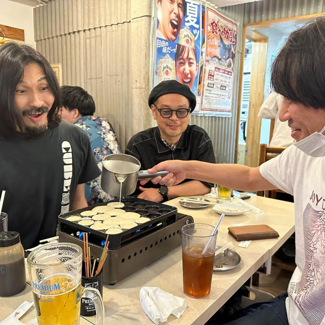 清浦夏実さんのインスタグラム写真 - (清浦夏実Instagram)「6/17 サリー久保田グループ1日目。  この日は渋谷LOFT HEVENにてサリー久保田グループにヴォーカルで参加。  サリーさん、中山努さん、TWEEDEESでもおなじみ原GEN秀樹さんが基本のサリー久保田グループ。今回はギターにネロさん、パーカッションに井谷享志さんが加わり6人編成。皆さん紳士でお優しい。  本番前の待ち時間に軽く腹ごしらえをと、みんなでお店に入ったのですが、オーダーと残り時間がうまく噛み合わず、本番30分前にたこ焼きを焼き始めるサリーさん。丸々残すわけにもいかないし、本番15分前にみんなで熱々言いながら頬張り、走って箱に戻り、何食わぬ顔でライブをやりました。臨場感。この30分がほんとに面白かった。笑  この日は信藤三雄さんの追悼として、スクーターズの「東京ディスコナイト」をカバー。お恥ずかしながら私はこの曲を今回初めて知ったのですが、泡沫な東京を描いていて、明るくてさみしい、夢のような曲で大好きになりました。  終演後、小学2年生のファンの女の子がお父さんと一緒に来てくれて、お話できたことがとても嬉しかったです。TWEEDEESの曲の歌詞をプリントして、読めない漢字や意味を調べているそう。こんなにいい子が来てくれているのに、ついさっきまでたこ焼き焼いてドタバタしていた自分が恥ずかしい。そんなこんなで楽しく終演。お越しくださった皆様、共演者の皆様、ありがとうございました。やっぱりライブは楽しいですね。  翌日もサリー久保田グループ。「また明日」と言って解散しました。  #サリー久保田 #サリー久保田グループ #featuring #清浦夏実 #中山努 #原GEN秀樹 #井谷享志 #ネロ #fasion #ボウタイブラウス #タイトスカート #ハイヒール #たこ焼き #🐙 #アツアツ #火傷 #ドタバタ #本番 #プロ #バンド #カバー #スクーターズ #東京 #ディスコ #ナイト #渋谷 #loftheaven」6月22日 11時08分 - kiyo_723